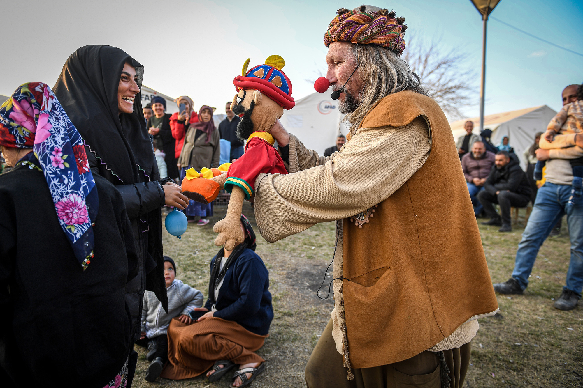 Kể cả những người lớn cũng bất chợt cười sảng khoái trước phép màu của ông.