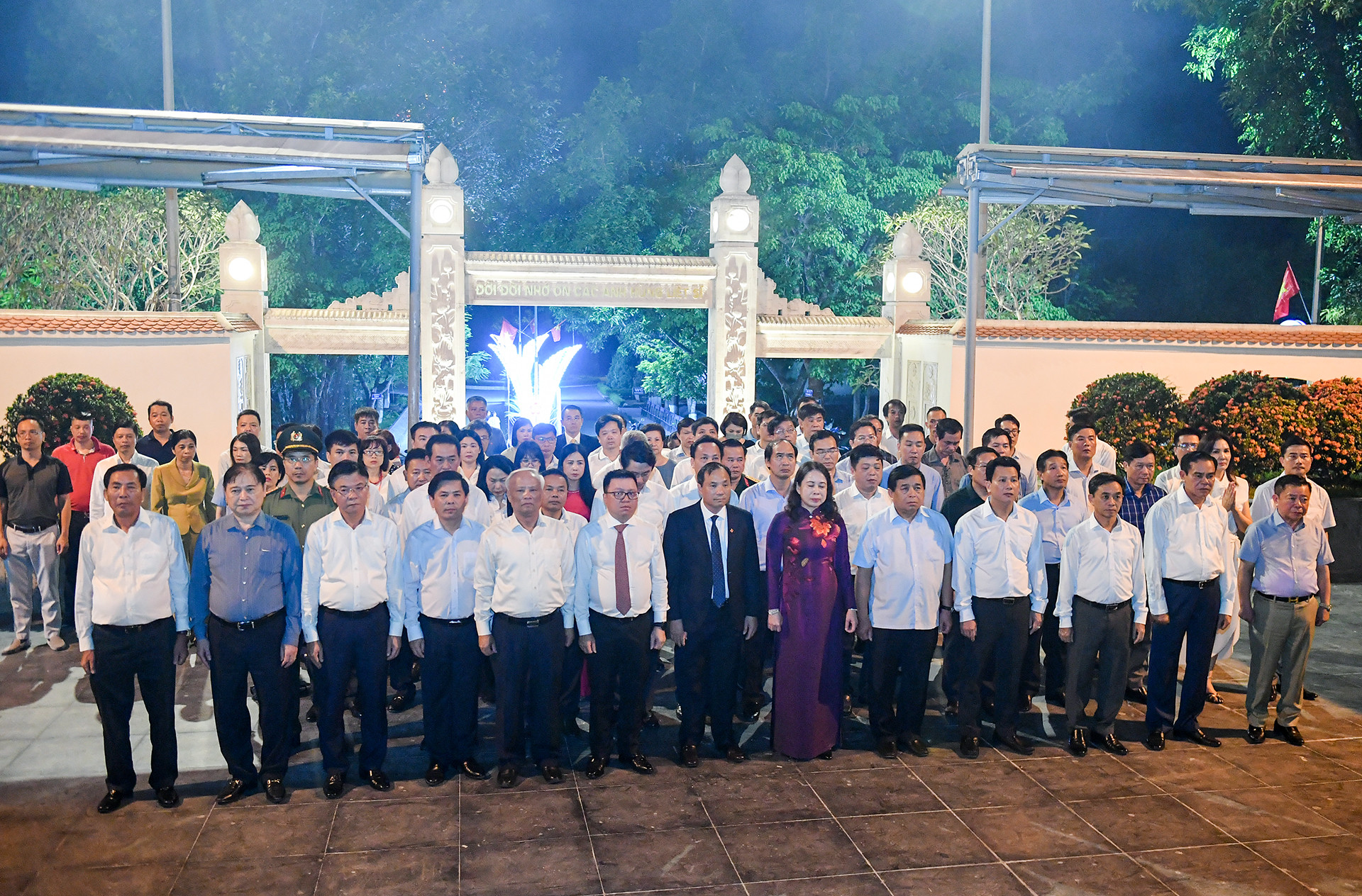 Đoàn dâng hoa tại Đài tưởng niệm 10 nữ anh hùng liệt sĩ Thanh niên xung phong.