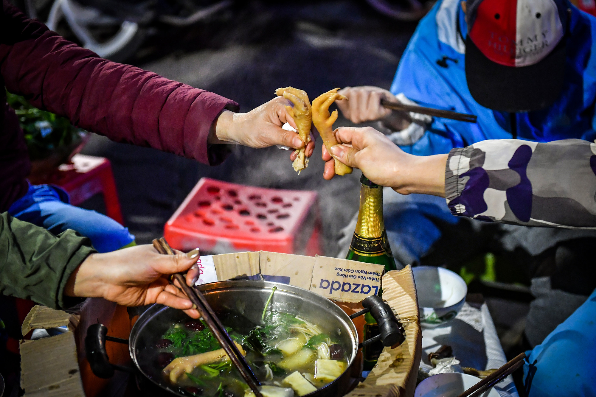 Chúc nhau chân cứng, đá mềm...