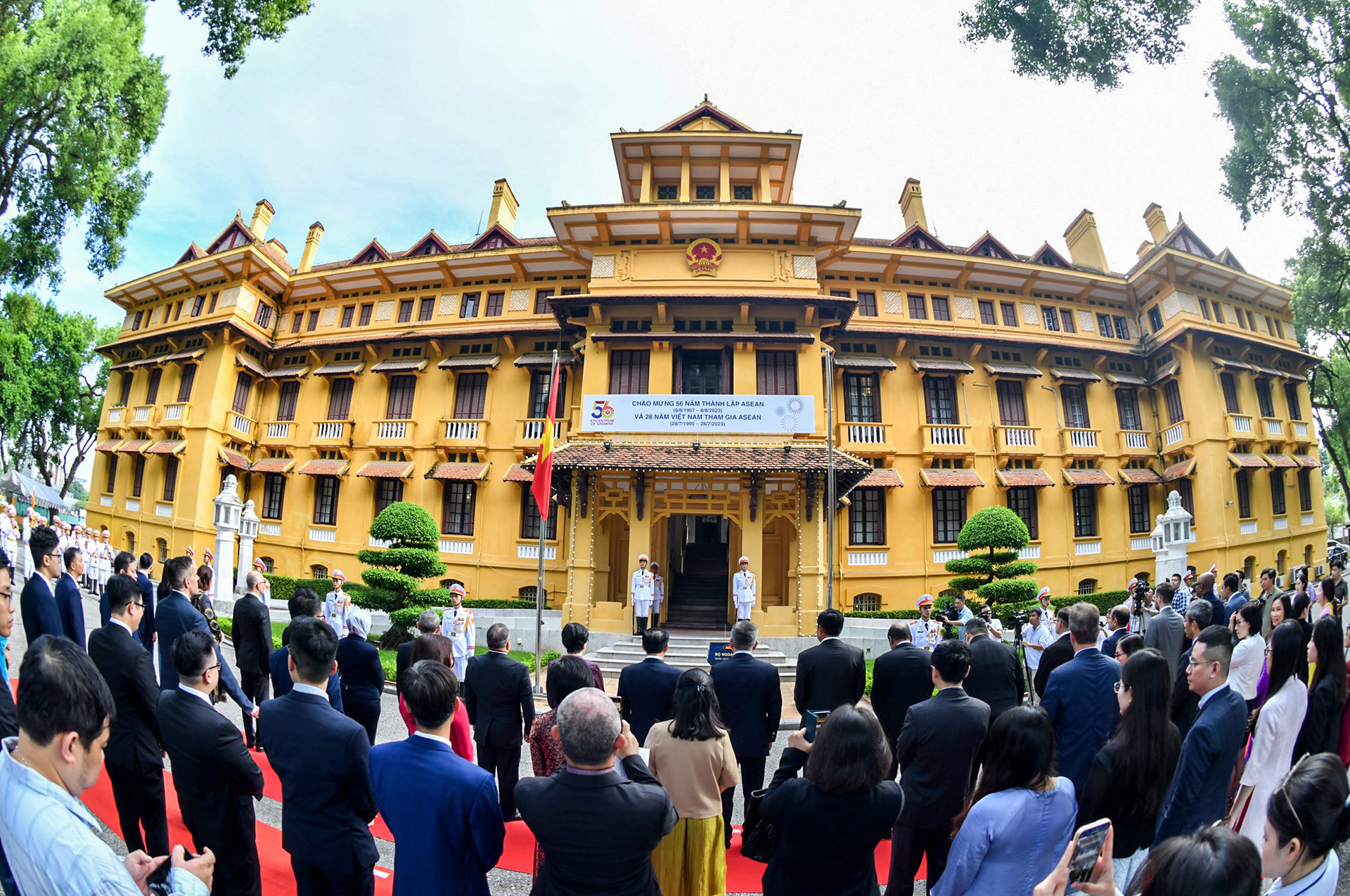 Quang cảnh Lễ thượng cờ. (Ảnh: ĐĂNG KHOA)