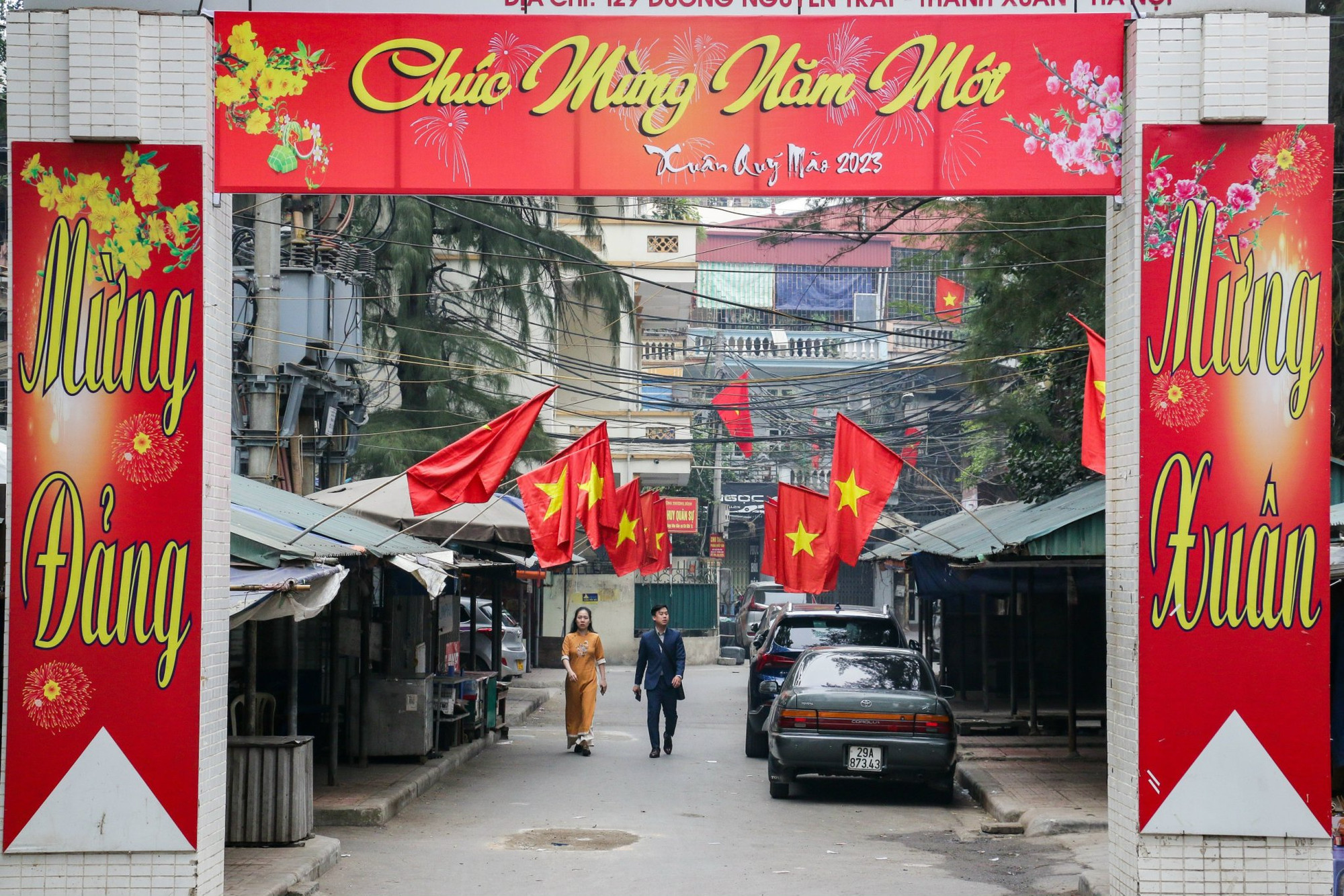 Một con ngõ nhỏ tại đường Nguyễn Trãi rực rỡ cờ hoa mừng xuân năm mới. (Ảnh: NHẬT QUANG)