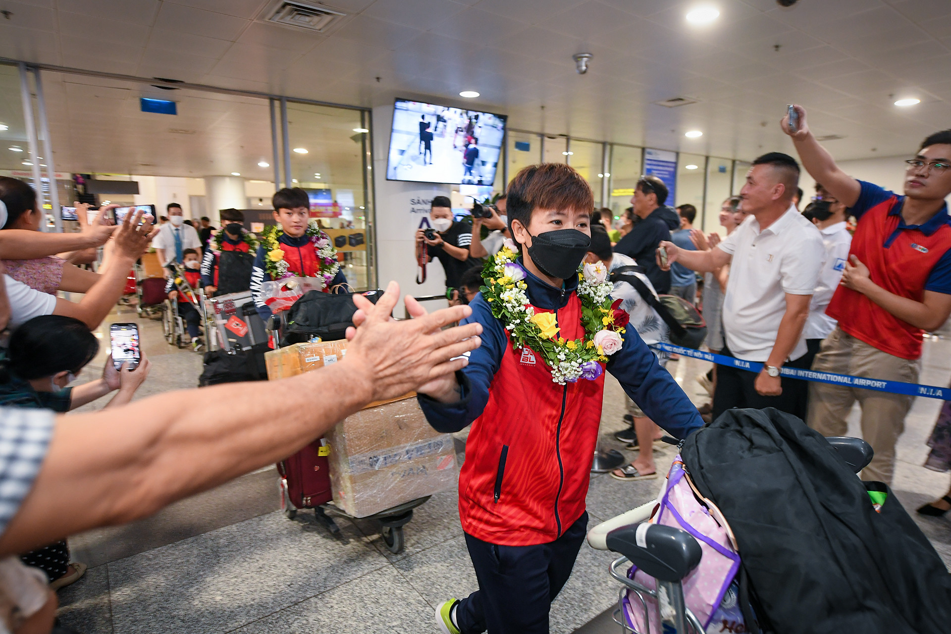 [Ảnh] Tuyển bóng đá nữ Việt Nam về nước dưới sự đón chào nồng nhiệt của cổ động viên ảnh 3