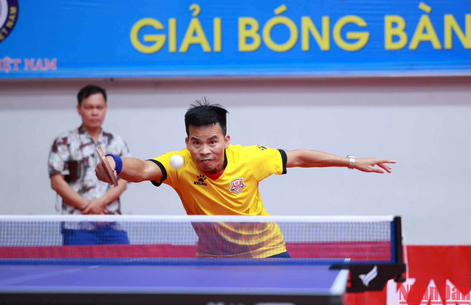 1 pha đánh bóng đẹp mắt của vận động viên đơn vị Báo Nông thôn Ngày nay.