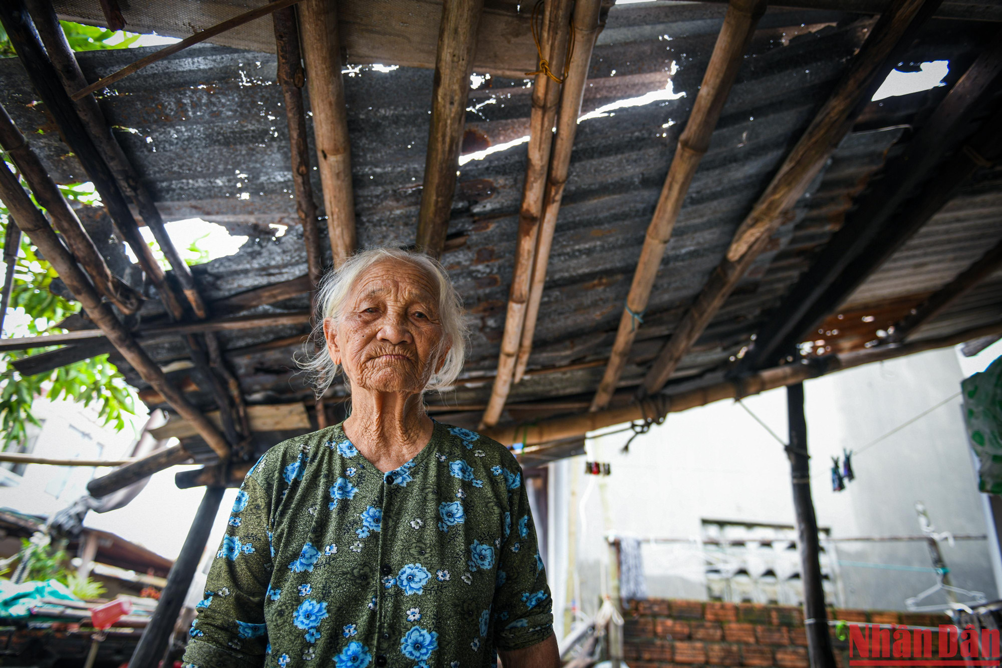 Bà Nguyễn Thị Hoằng, 83 tuổi buồn rầu khi trở về nhà với căn nhà cấp 4 bị bão đánh tan phần mái nhà.