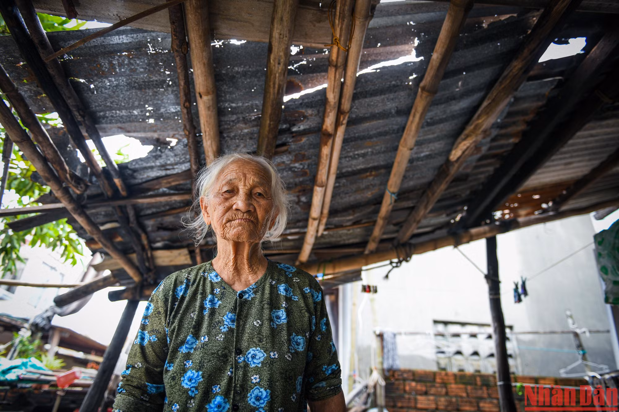 Bà Nguyễn Thị Hoằng, 83 tuổi buồn rầu khi trở về nhà với căn nhà cấp 4 bị bão đánh tan phần mái nhà.