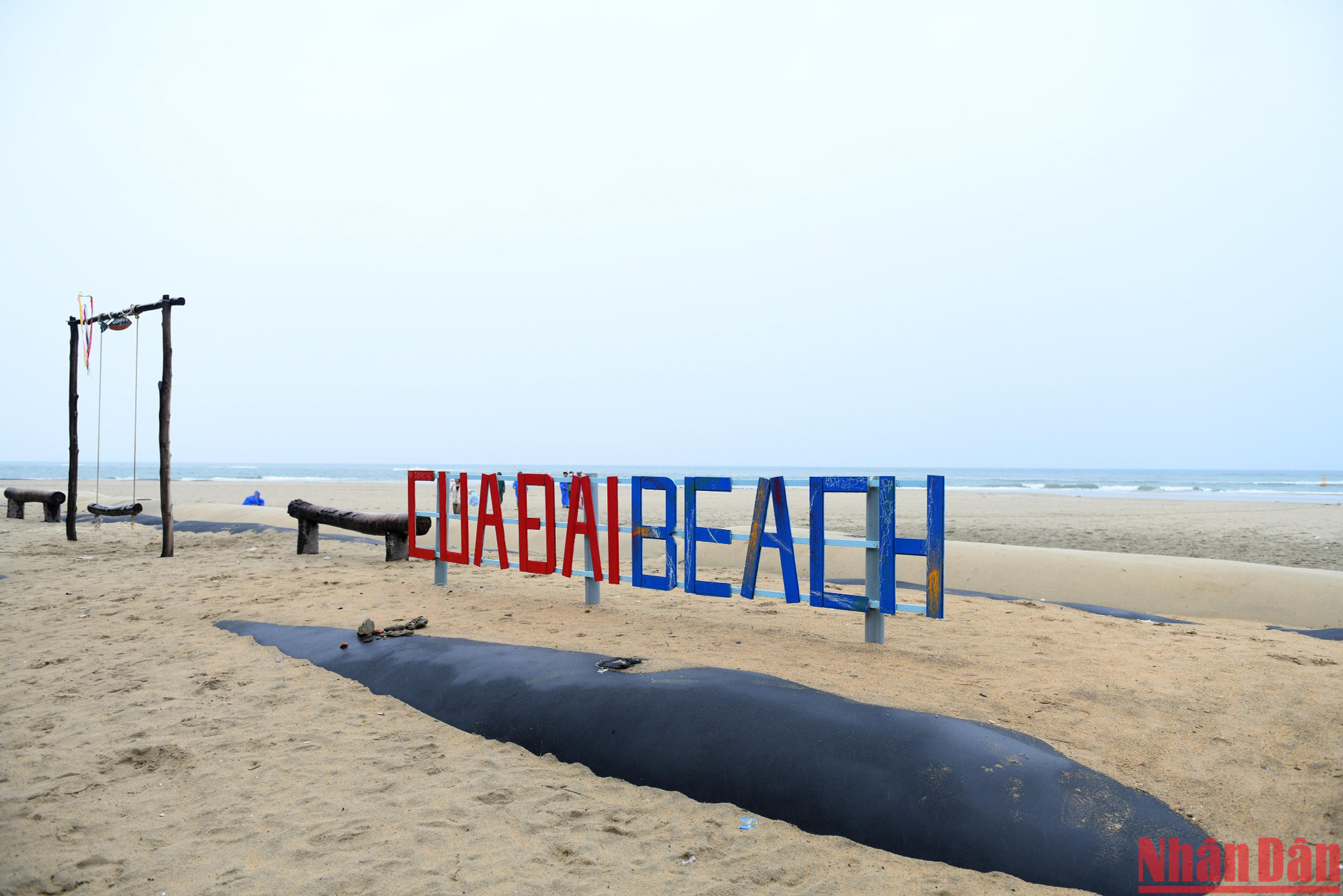 Năm nay, chính quyền và người dân địa phương phần nào yên tâm hơn vì hệ thống đê ngầm từ xa giúp ngăn ngừa tình trạng sạt lở ở khu vực bãi tắm Cửa Đại.