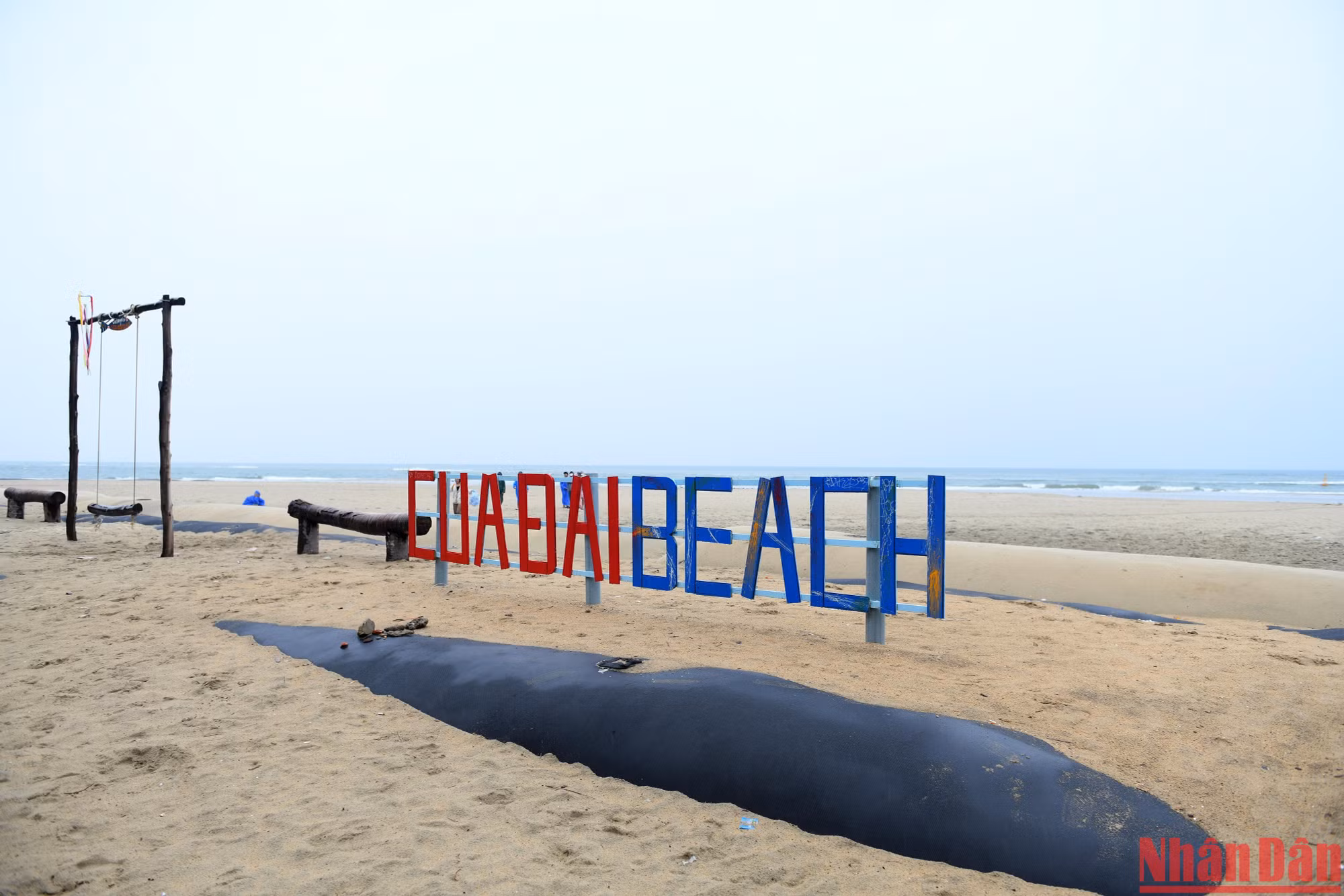 Năm nay, chính quyền và người dân địa phương phần nào yên tâm hơn vì hệ thống đê ngầm từ xa giúp ngăn ngừa tình trạng sạt lở ở khu vực bãi tắm Cửa Đại.