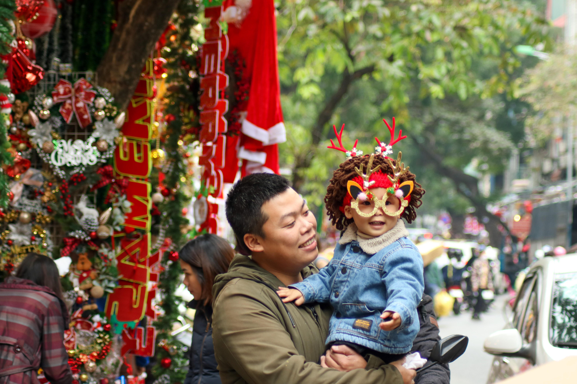 Nhiều phụ huynh cũng dẫn theo con em của mình đến để mua sắm đồ chơi và tận hưởng không khí vui vẻ và náo nhiệt.