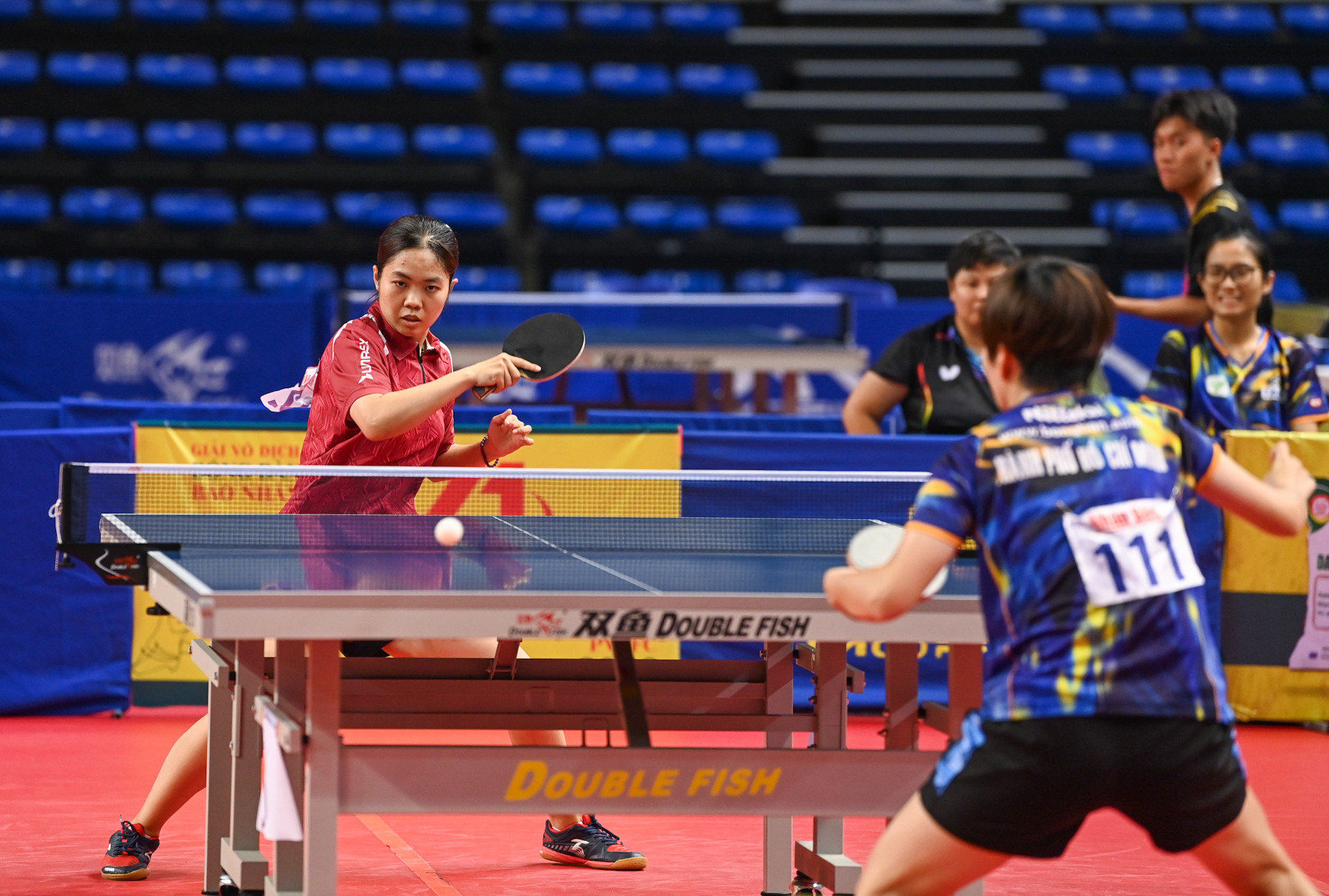 Trận đấu đầu tiên tại trận chung kết đồng đội nữ là cuộc đối đầu giữa Nguyễn Khoa Diệu Khánh (TP Hồ Chí Minh) gặp Nguyễn Thùy Kiều My (Công An).