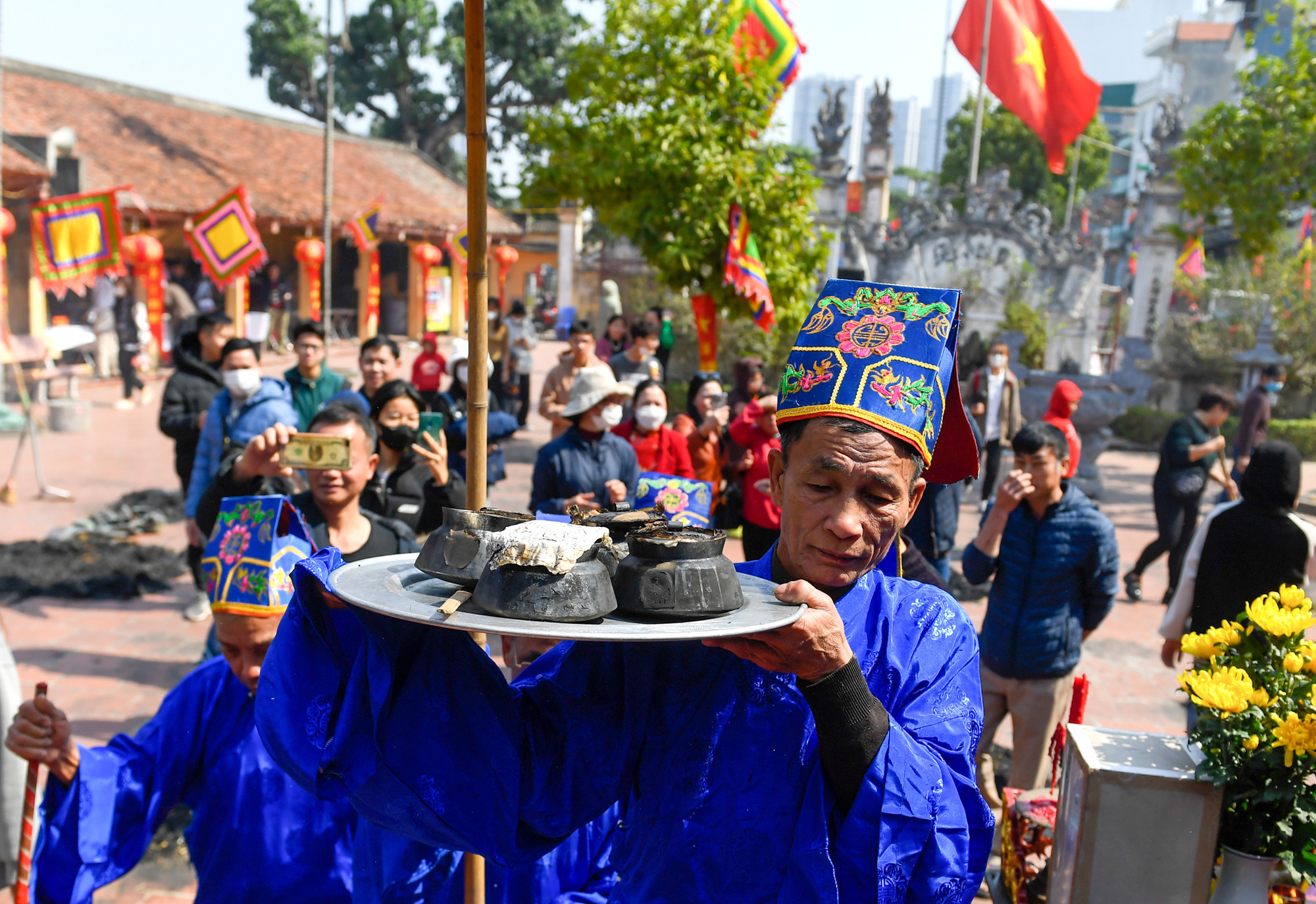 4 nồi cơm sau khi tìm thấy được các bô lão kiểm tra chất lượng trước khi dâng cúng Thành hoàng.