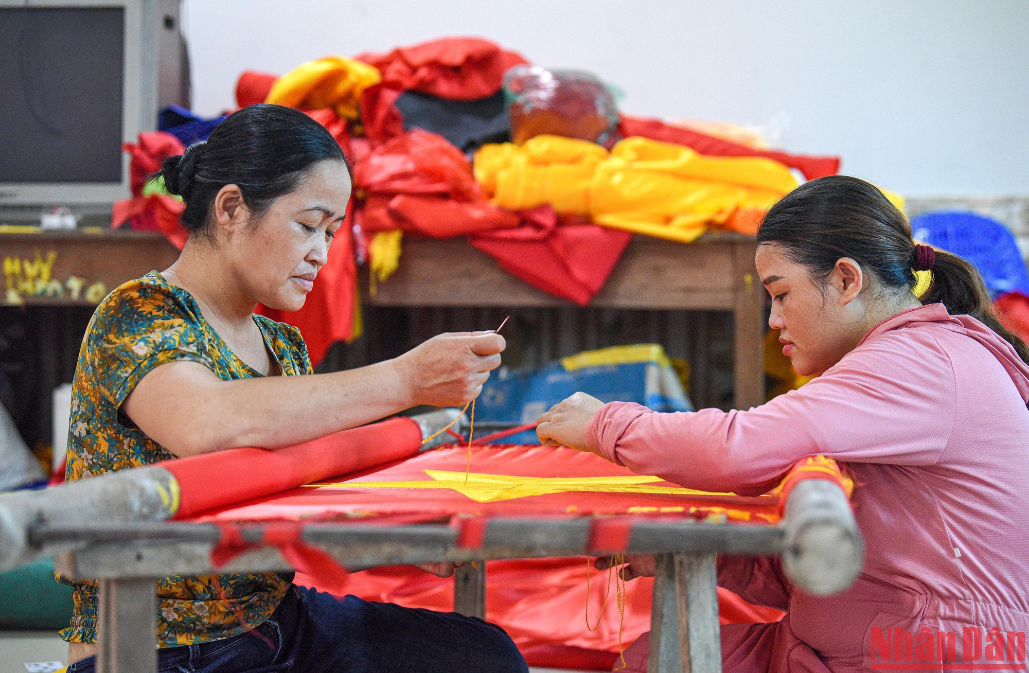 Nổi tiếng bởi tay nghề thêu thủ công sao vàng năm cánh, cô Vương Thị Nhung tiết lộ nghề may cờ Tổ Quốc ở gia đình cô đã có từ cách đây khoảng hơn 70 năm.