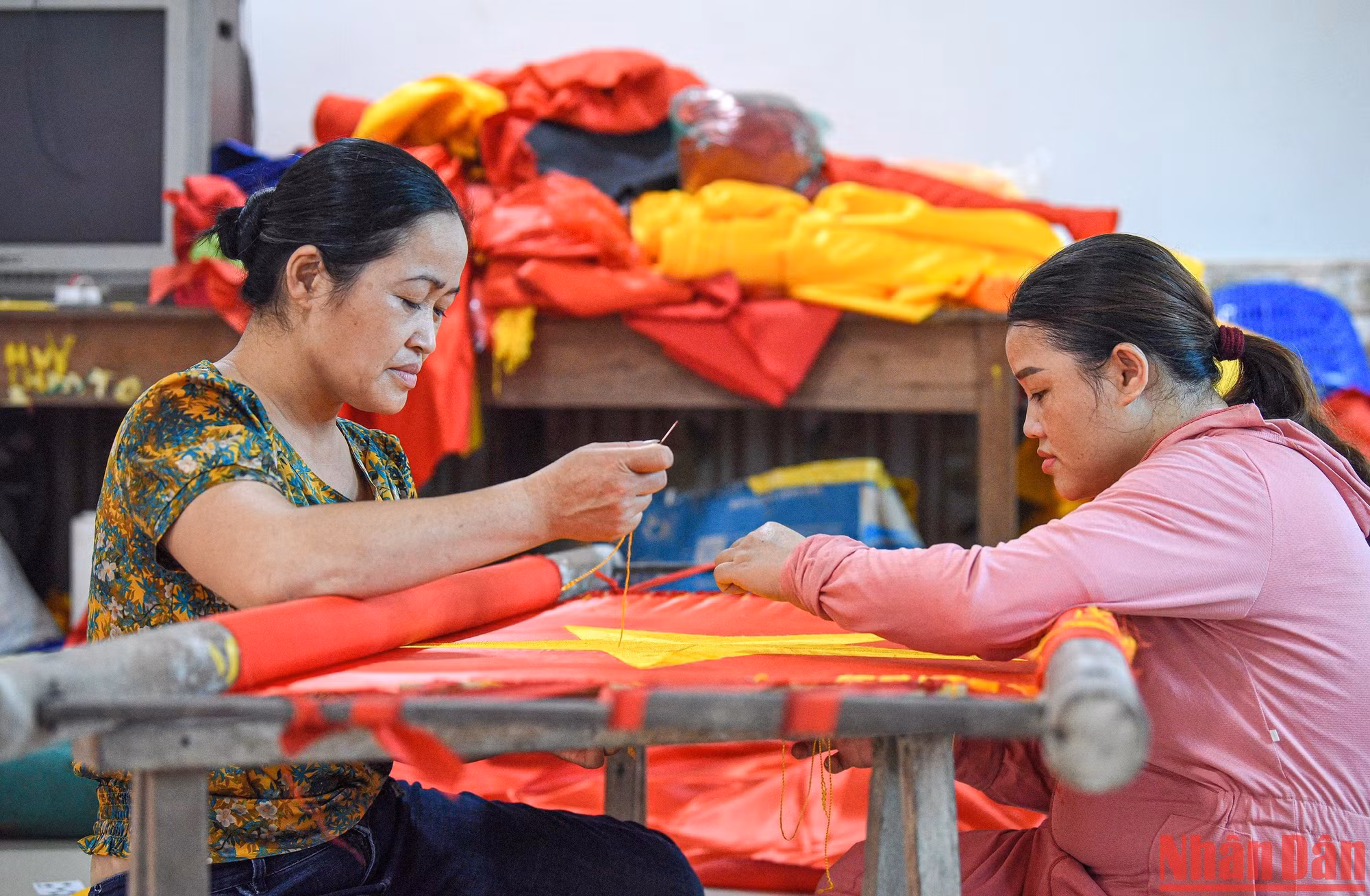 Nổi tiếng bởi tay nghề thêu thủ công sao vàng năm cánh, cô Vương Thị Nhung tiết lộ nghề may cờ Tổ Quốc ở gia đình cô đã có từ cách đây khoảng hơn 70 năm.