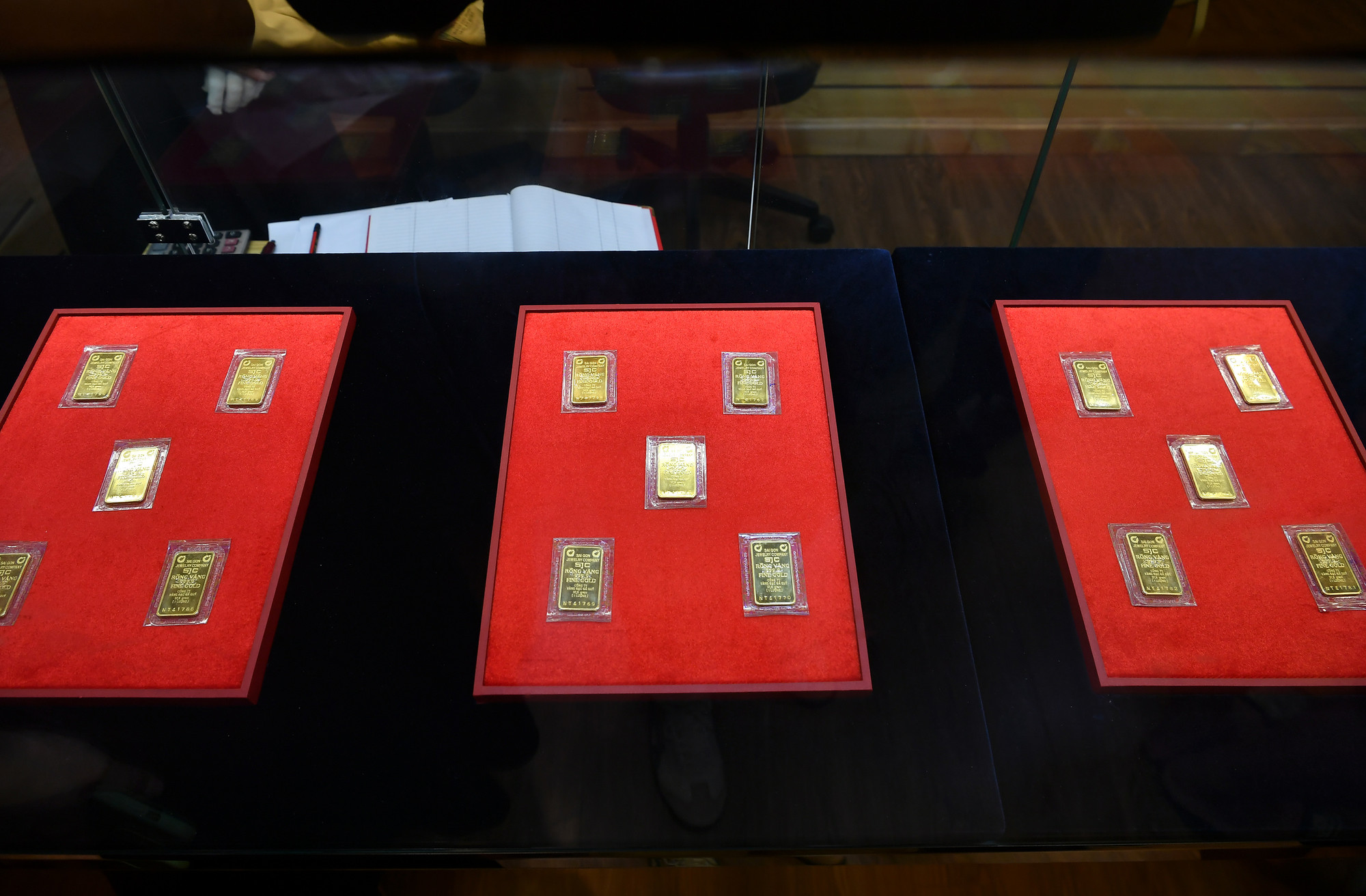 Những miếng vàng SJC được niêm yết trước giờ giao dịch.