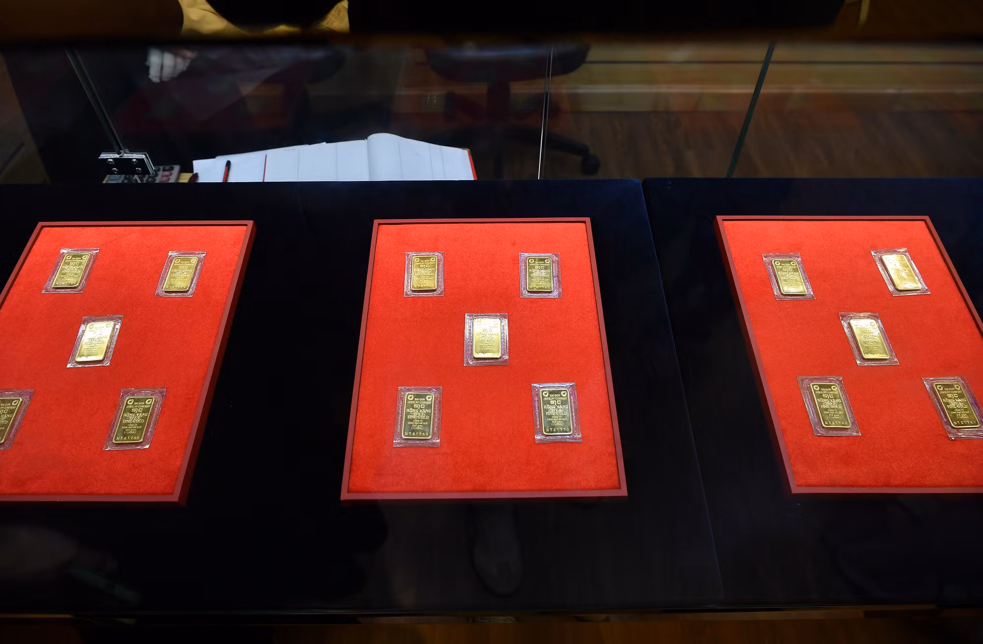 Những miếng vàng SJC được niêm yết trước giờ giao dịch.