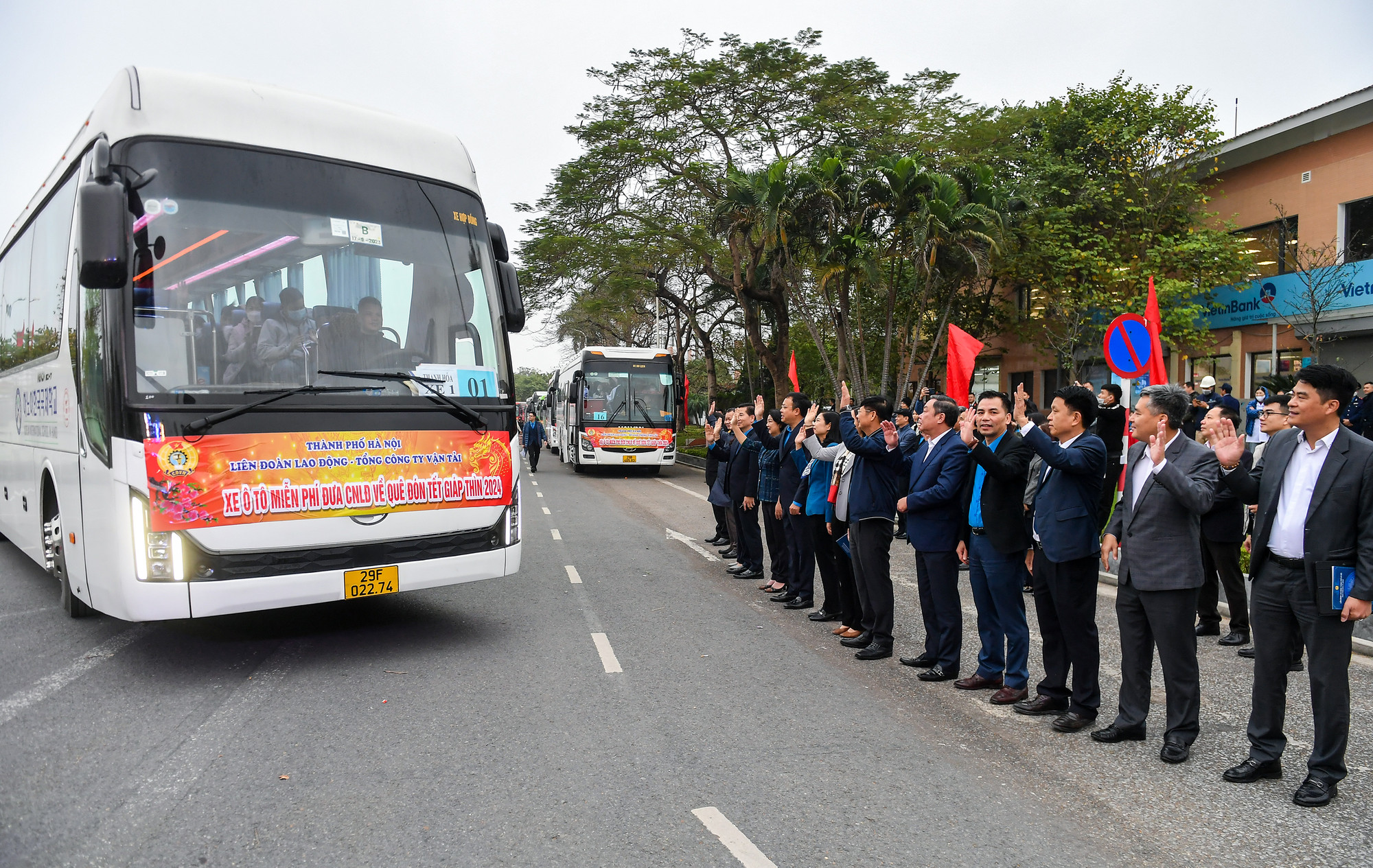 [Ảnh] 1.200 công nhân Hà Nội dậy từ 4 giờ đón chuyến xe miễn phí về quê đón Tết ảnh 12