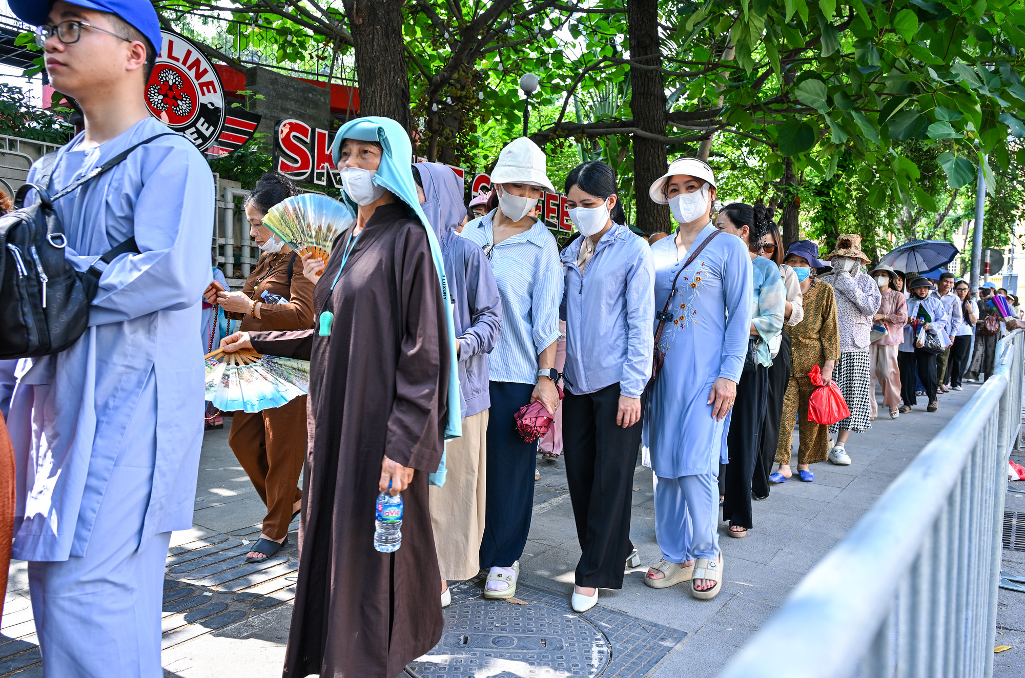 Ngày 14/5, hàng nghìn tín đồ Phật tử và người dân từ nhiều tỉnh, thành phố đã đổ về chùa Quán Sứ (Hà Nội) để chiêm bái xá lợi Phật trong không khí trang nghiêm, thành kính.