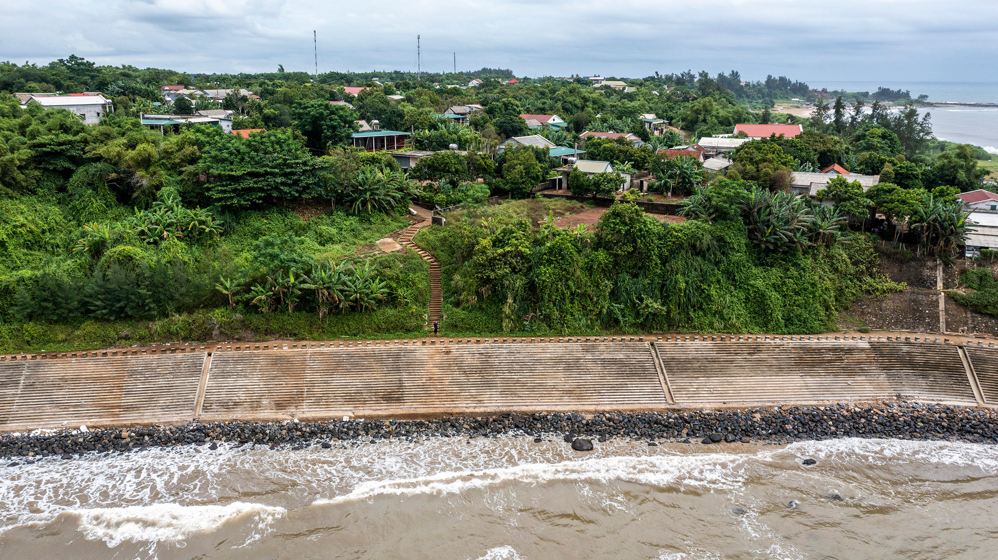 Địa đạo Vịnh Mốc và hệ thống làng hầm Vĩnh Linh đã được Thủ tướng Chính phủ công nhận là di tích quốc gia đặc biệt vào năm 2014, nơi thu hút nhiều du khách trong và ngoài nước đến tham quan. Địa đạo Vịnh Mốc và hệ thống làng hầm Vĩnh Linh đã được Thủ tướng Chính phủ công nhận là di tích quốc gia đặc biệt vào năm 2014, nơi thu hút nhiều du khách trong và ngoài nước đến tham quan.