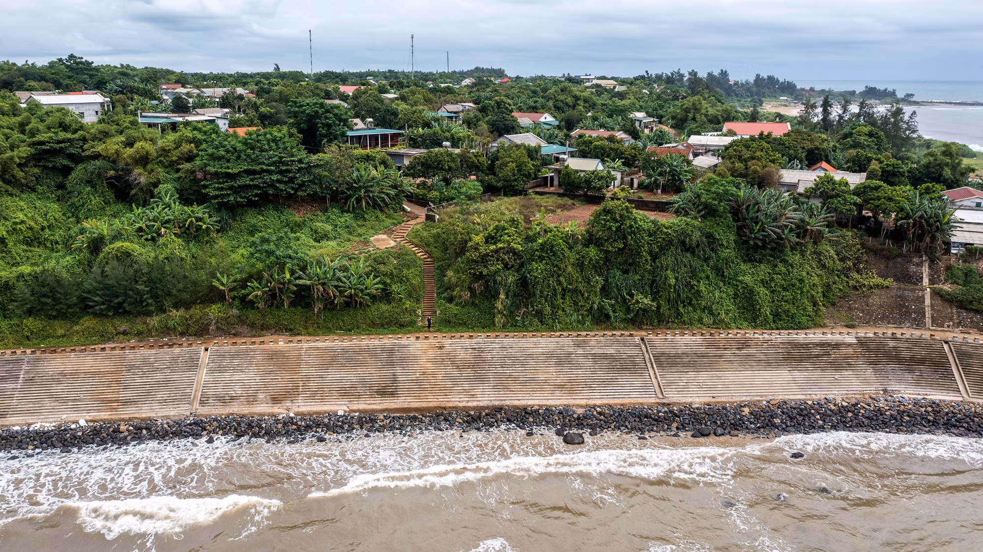 Địa đạo Vịnh Mốc và hệ thống làng hầm Vĩnh Linh đã được Thủ tướng Chính phủ công nhận là di tích quốc gia đặc biệt vào năm 2014, nơi thu hút nhiều du khách trong và ngoài nước đến tham quan. Địa đạo Vịnh Mốc và hệ thống làng hầm Vĩnh Linh đã được Thủ tướng Chính phủ công nhận là di tích quốc gia đặc biệt vào năm 2014, nơi thu hút nhiều du khách trong và ngoài nước đến tham quan.