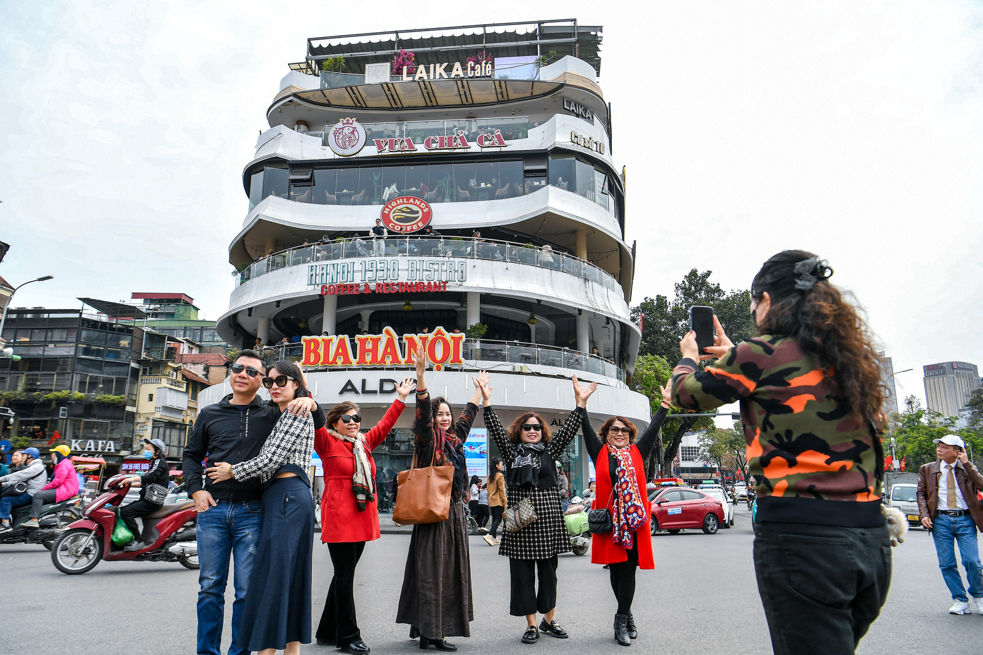 [Ảnh] Hàng nghìn người ghé thăm tòa nhà "Hàm cá mập" chụp ảnh trước khi bị tháo dỡ ảnh 5