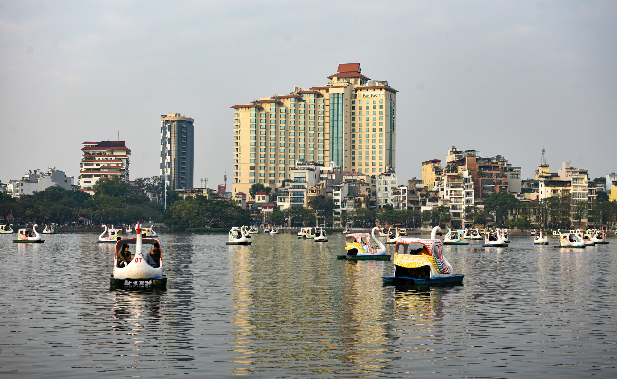 Đạp vịt trên hồ Trúc Bạch dưới chiều nắng vàng trong ngày đầu năm mới thật là thú vị. (Ảnh: THÀNH ĐẠT)