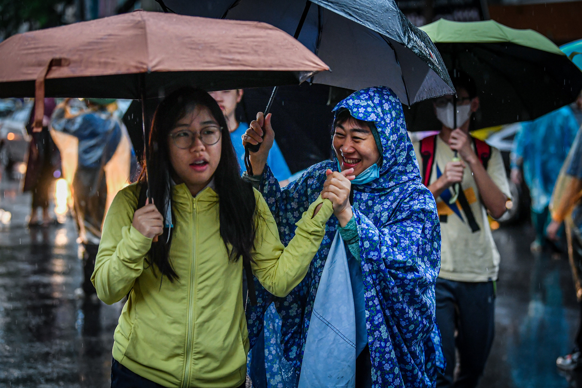 Mẹ cùng con tới điểm thi lên 10.