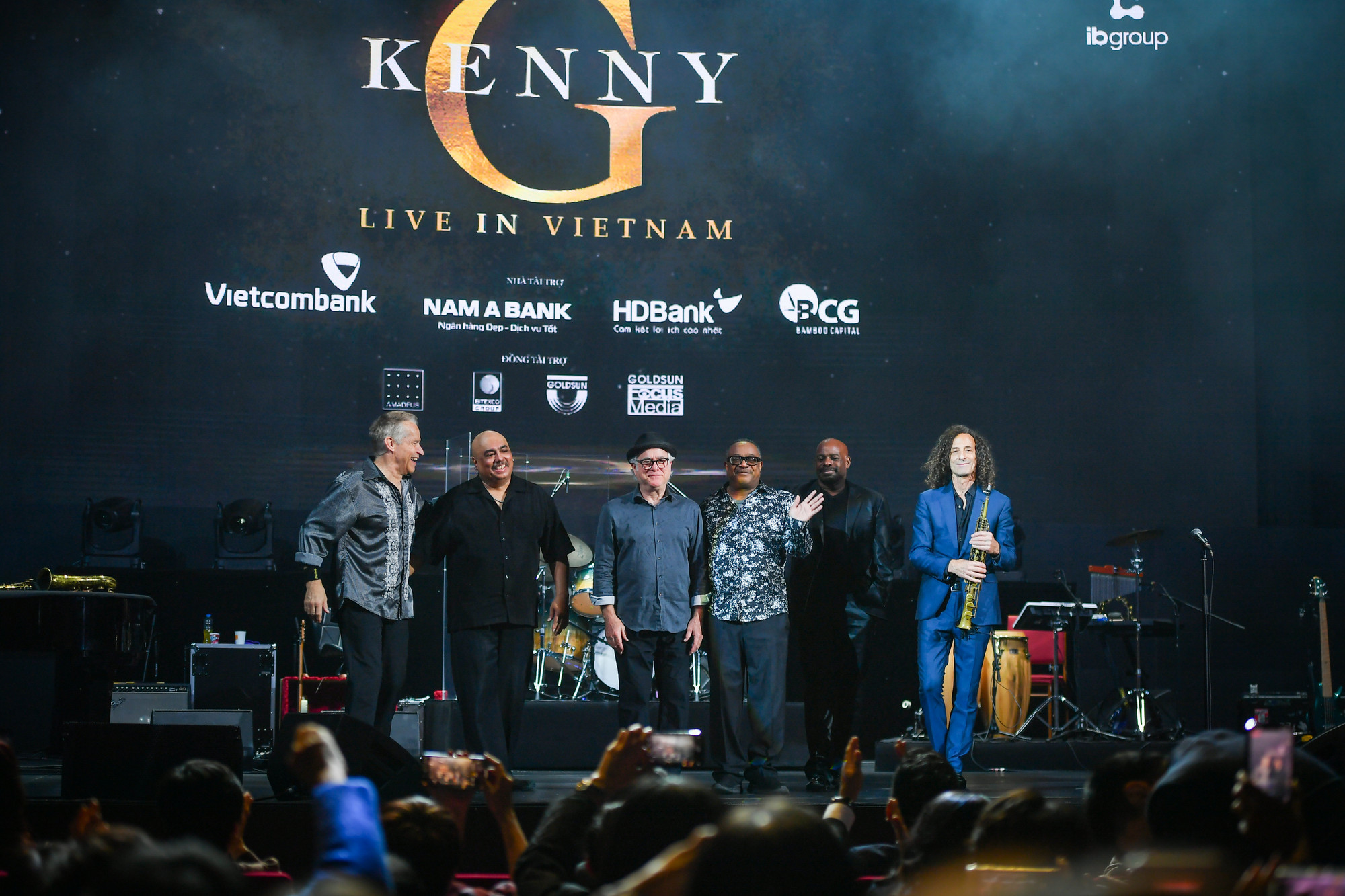 Kenny G đã trân trọng giới thiệu từng thành viên ban nhạc với khán giả sau khi kết thúc buổi diễn