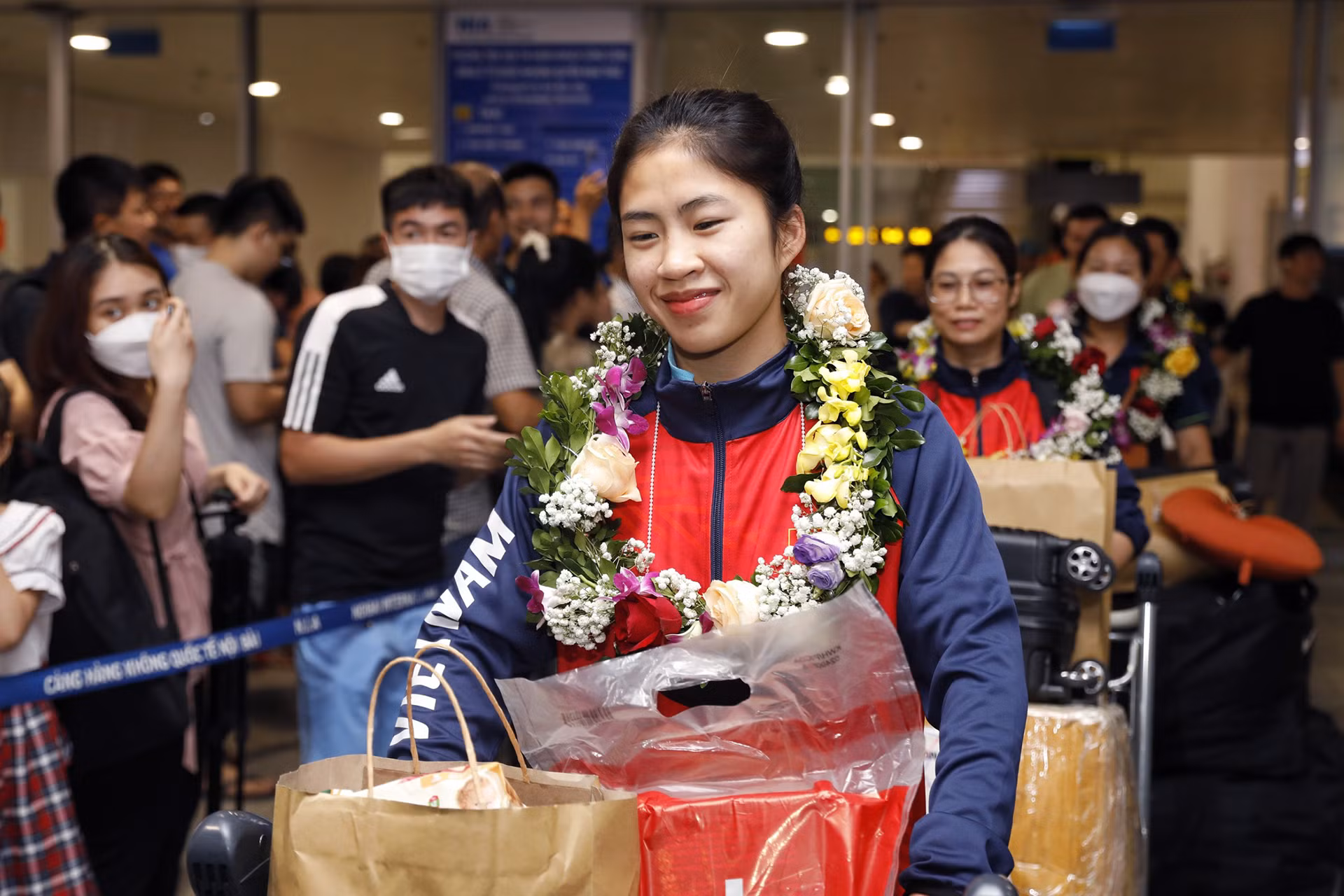 [Ảnh] Tuyển bóng đá nữ Việt Nam về nước dưới sự đón chào nồng nhiệt của cổ động viên ảnh 5