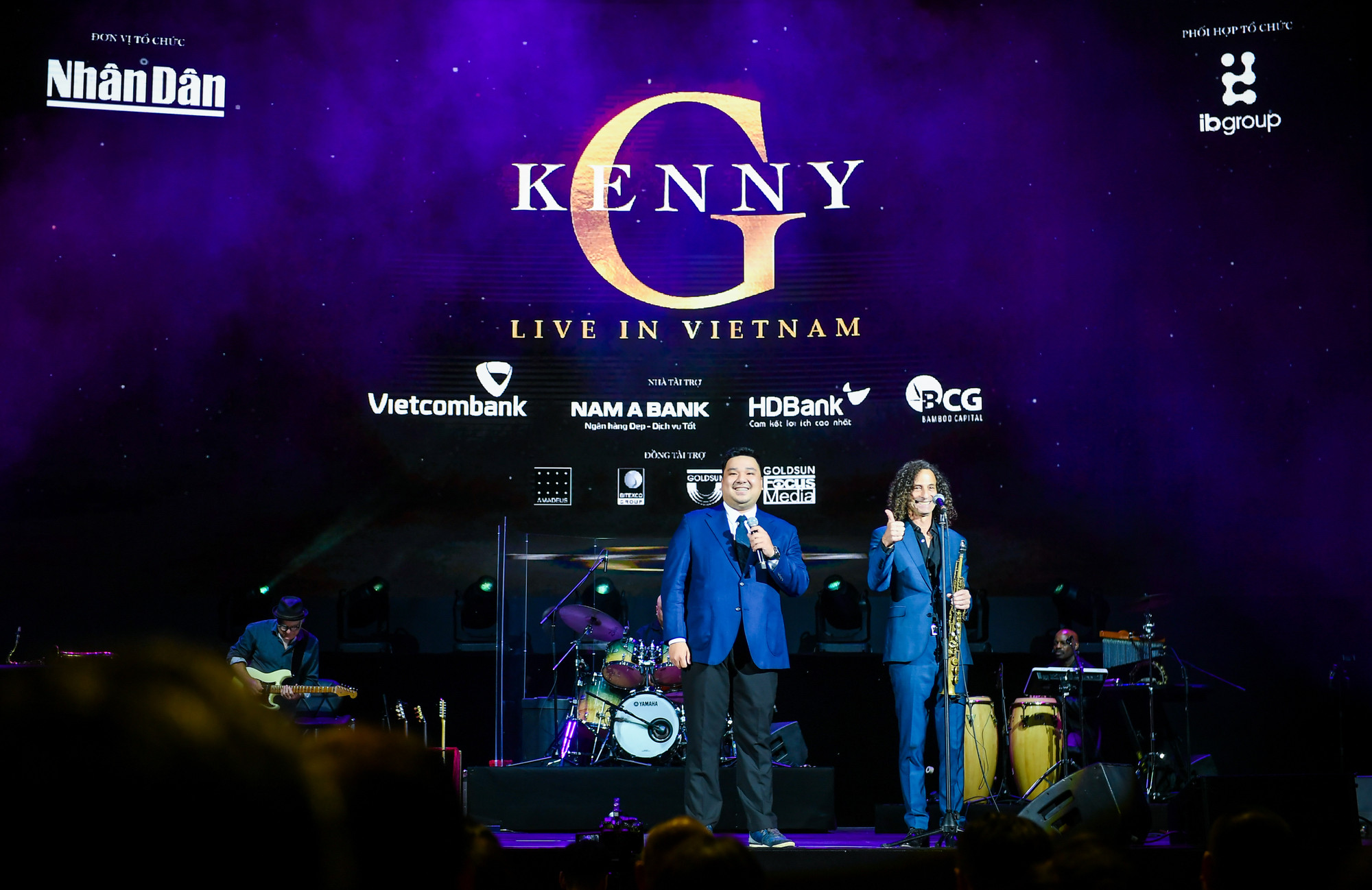 Kenny G hóm hỉnh chia sẻ với khán giả Việt Nam: "Tôi rất thích ăn phở Việt Nam, từ hôm đến đây ngày nào tôi cũng ăn phở".