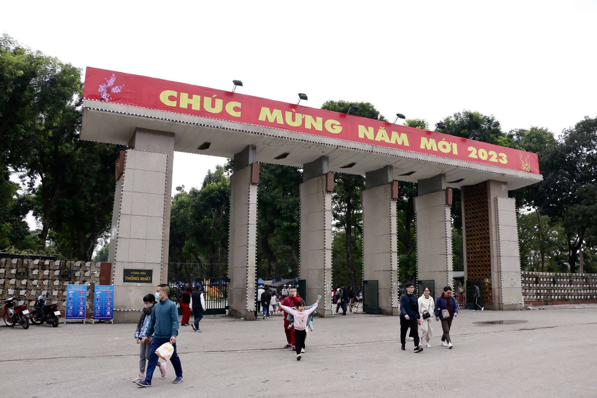 Hình ảnh các gia đình cho con em của mình tới công viên Thống Nhất để vui chơi trong ngày đầu nghỉ lễ. (Ảnh: NHẬT QUANG)