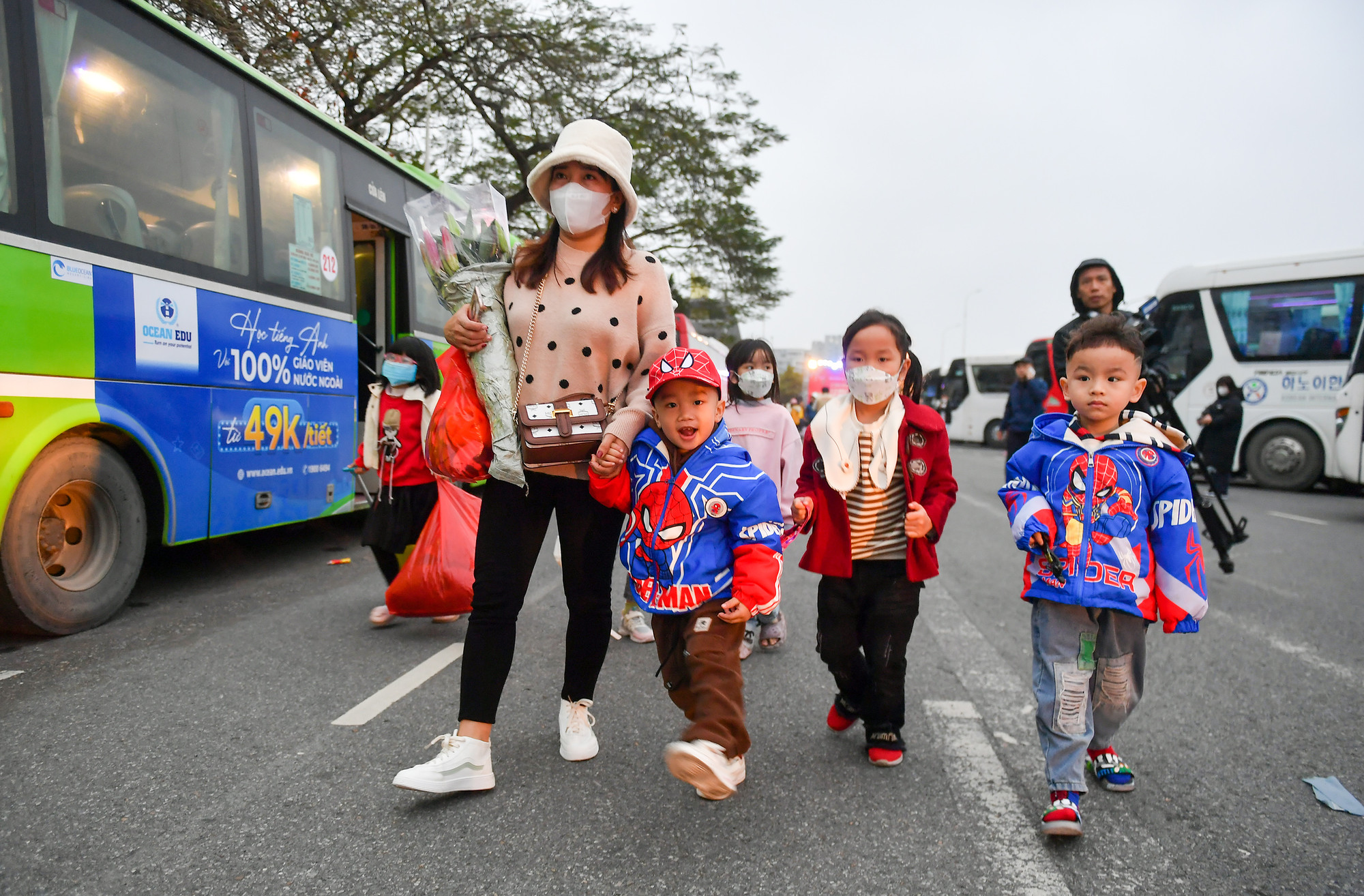 [Ảnh] 1.200 công nhân Hà Nội dậy từ 4 giờ đón chuyến xe miễn phí về quê đón Tết ảnh 3