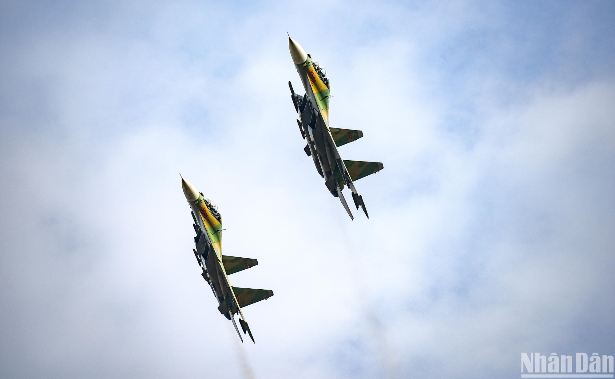 Cận cảnh hai chiếc Su-30MK2 hợp luyện trên bầu trời Hà Nội.