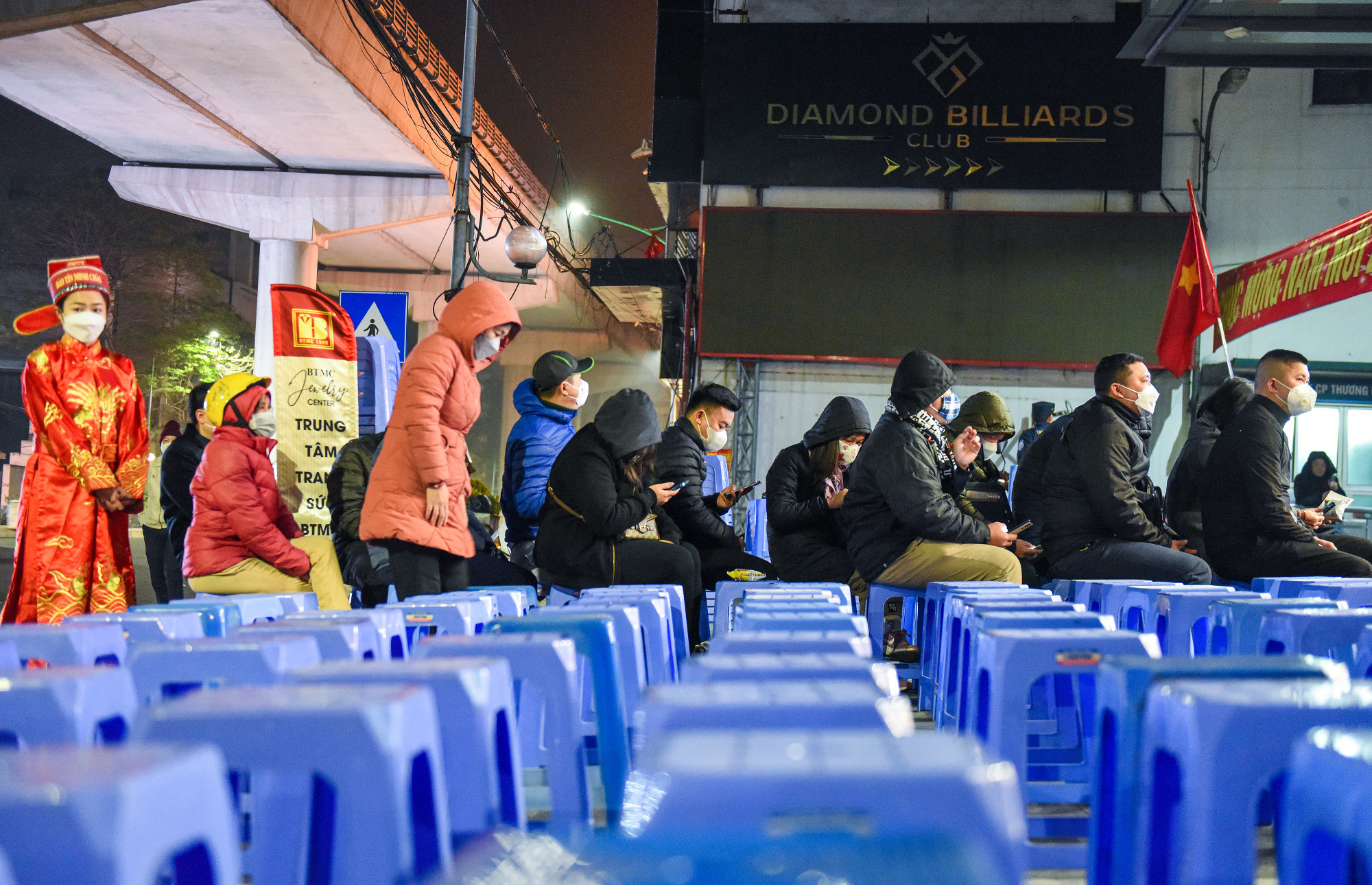 Một nhân viên của cửa hàng cho hay: So với các năm trước, lượng khách tới đợi từ sớm đã giảm đi nhiều. Tuy nhiên, cô hy vọng lượng vàng bán ra trong cả ngày vía Thần Tài sẽ đạt mức ổn như kỳ vọng.