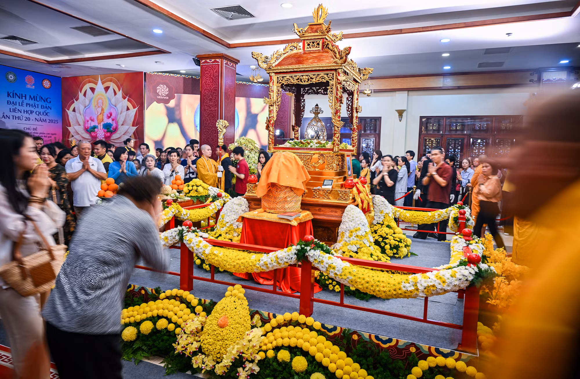 Xá lợi Phật là xá lợi thân thể thiêng liêng của Đức Phật, được tôn kính như biểu tượng pháp thân và trí tuệ giác ngộ. Phật tử và người dân thành kính chiêm bái trong không khí trang nghiêm, tĩnh lặng, thể hiện lòng thành hướng về ngày đản sinh của Đức Phật.