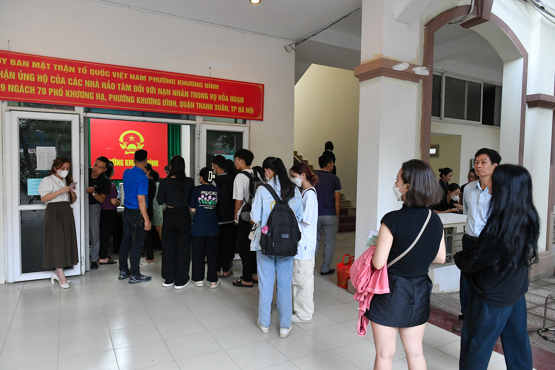 Điểm tiếp nhận tại Ủy ban nhân dân phường Khương Đình chật cứng người đợi tới lượt ủng hộ.