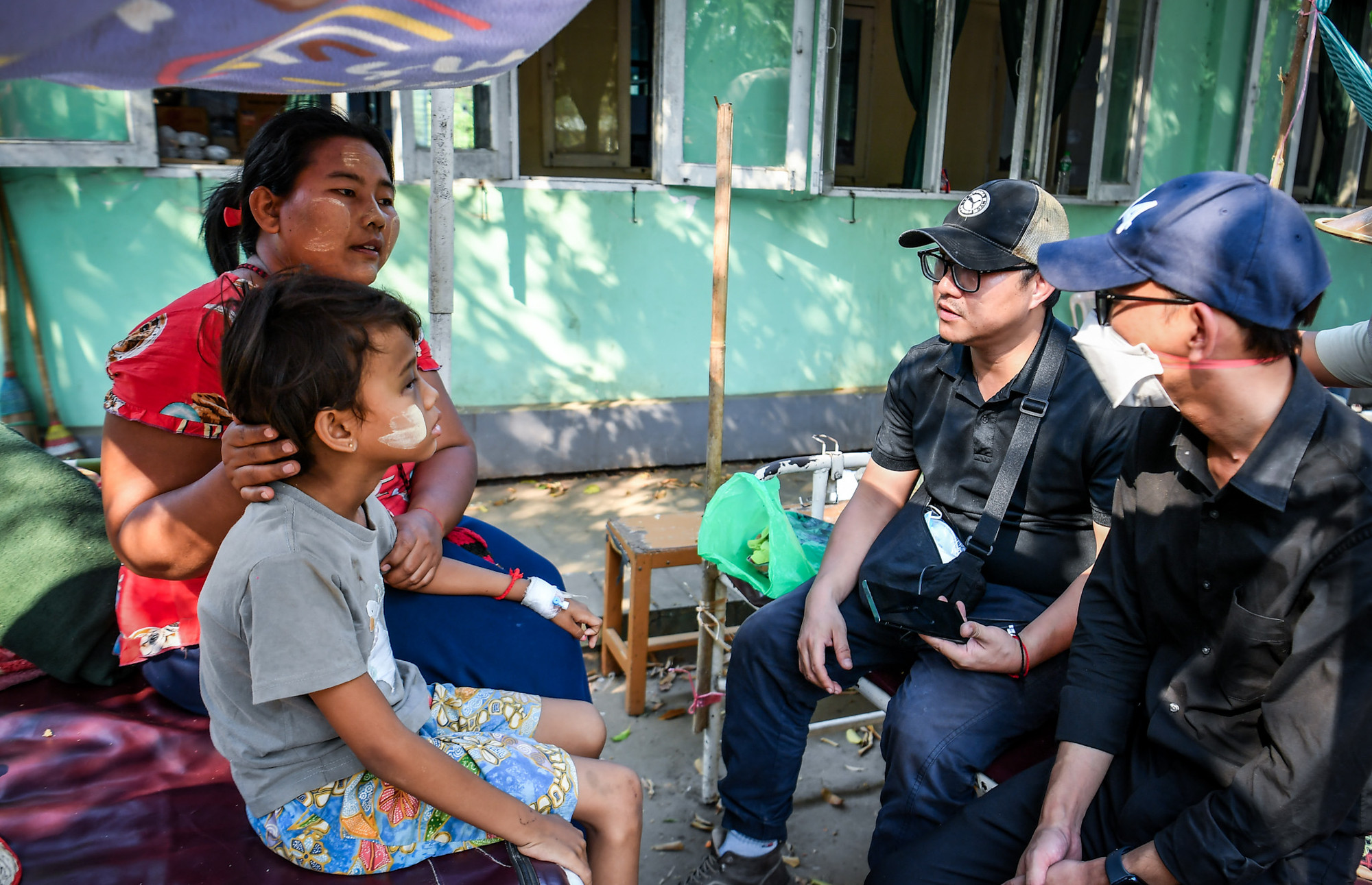 [Ảnh] Đoàn cứu nạn, cứu hộ Việt Nam chia sẻ nỗi mất mát với người dân vùng động đất Myanmar ảnh 8