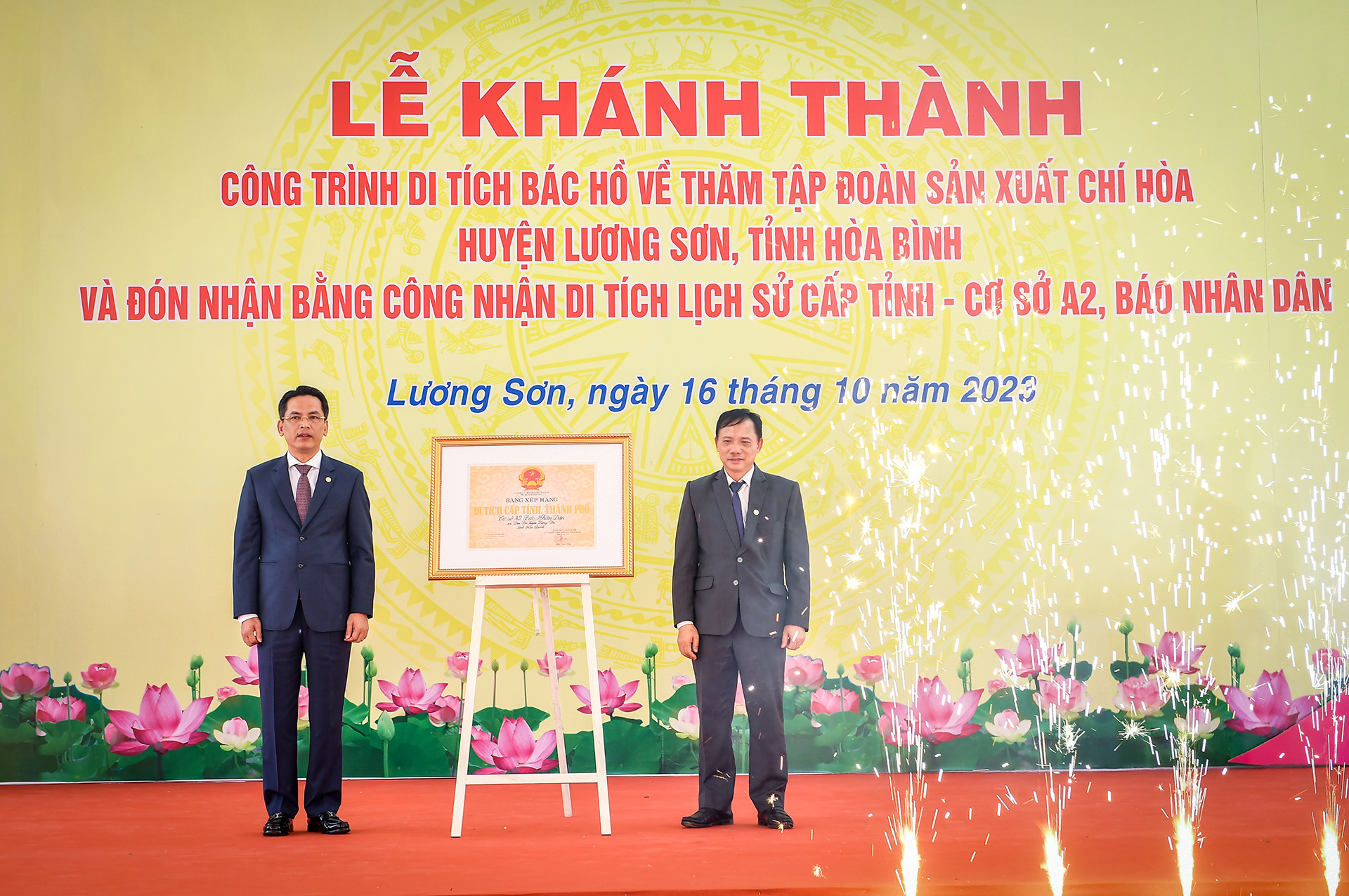 Đồng chí Bùi Văn Khánh (trái), Phó Bí thư Tỉnh ủy, Chủ tịch UBND tỉnh trao Bằng công nhận Di tích lịch sử-văn hóa cấp tỉnh với Cơ sở A2, Báo Nhân Dân cho đồng chí Nguyễn Văn Danh, Phó Bí thư Huyện ủy, Chủ tịch UBND huyện Lương Sơn. Đồng chí Bùi Văn Khánh (trái), Phó Bí thư Tỉnh ủy, Chủ tịch UBND tỉnh trao Bằng công nhận Di tích lịch sử-văn hóa cấp tỉnh với Cơ sở A2, Báo Nhân Dân cho đồng chí Nguyễn Văn Danh, Phó Bí thư Huyện ủy, Chủ tịch UBND huyện Lương Sơn.