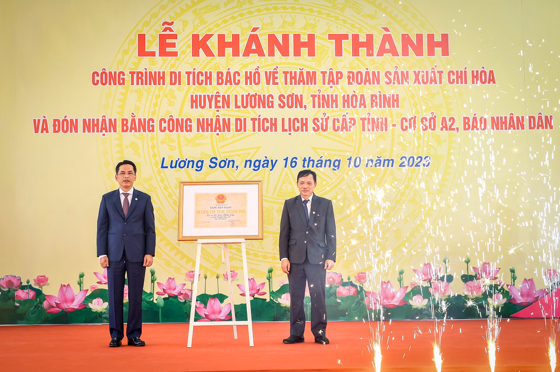 Đồng chí Bùi Văn Khánh (trái), Phó Bí thư Tỉnh ủy, Chủ tịch UBND tỉnh trao Bằng công nhận Di tích lịch sử-văn hóa cấp tỉnh với Cơ sở A2, Báo Nhân Dân cho đồng chí Nguyễn Văn Danh, Phó Bí thư Huyện ủy, Chủ tịch UBND huyện Lương Sơn.