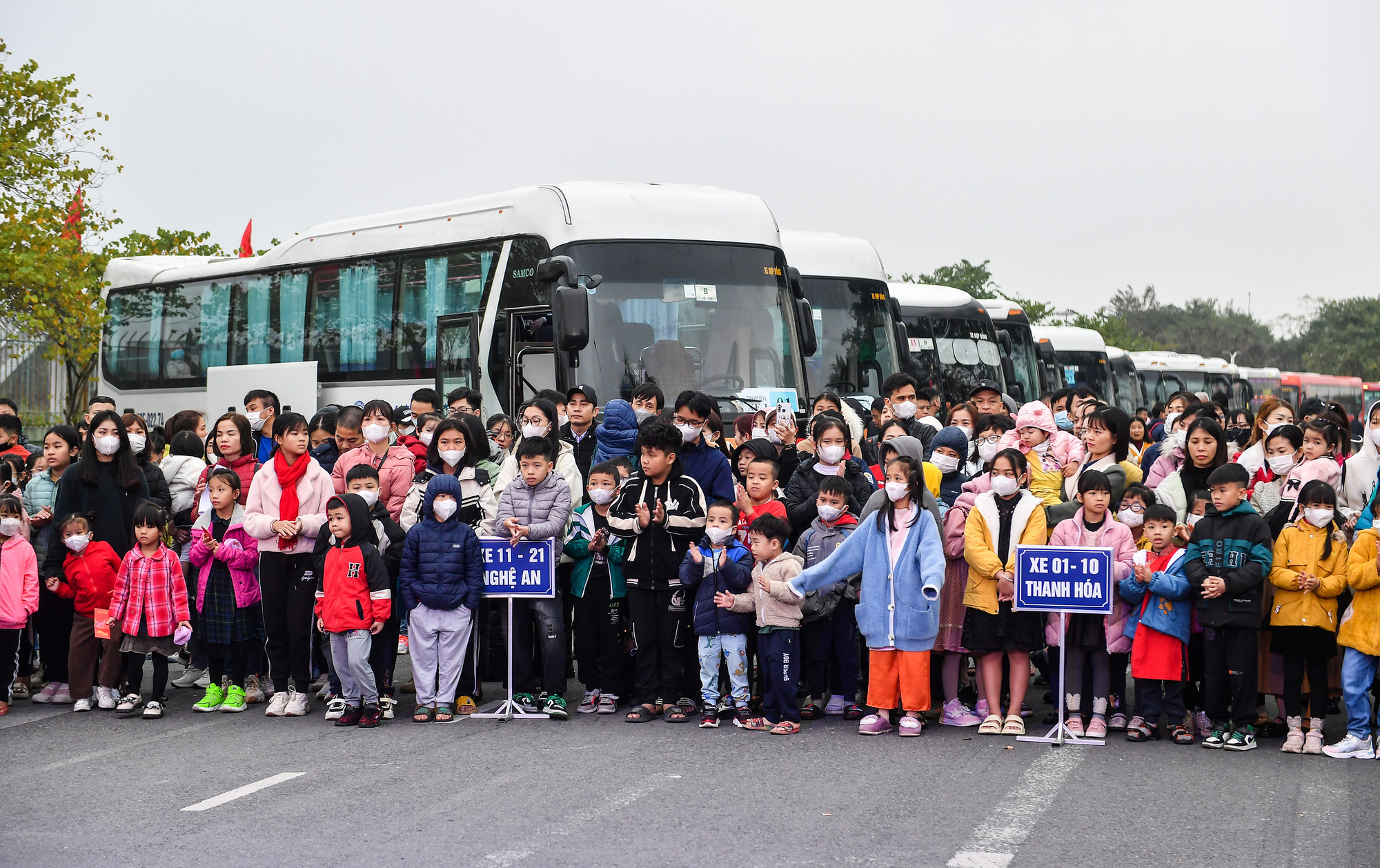 [Ảnh] 1.200 công nhân Hà Nội dậy từ 4 giờ đón chuyến xe miễn phí về quê đón Tết ảnh 6