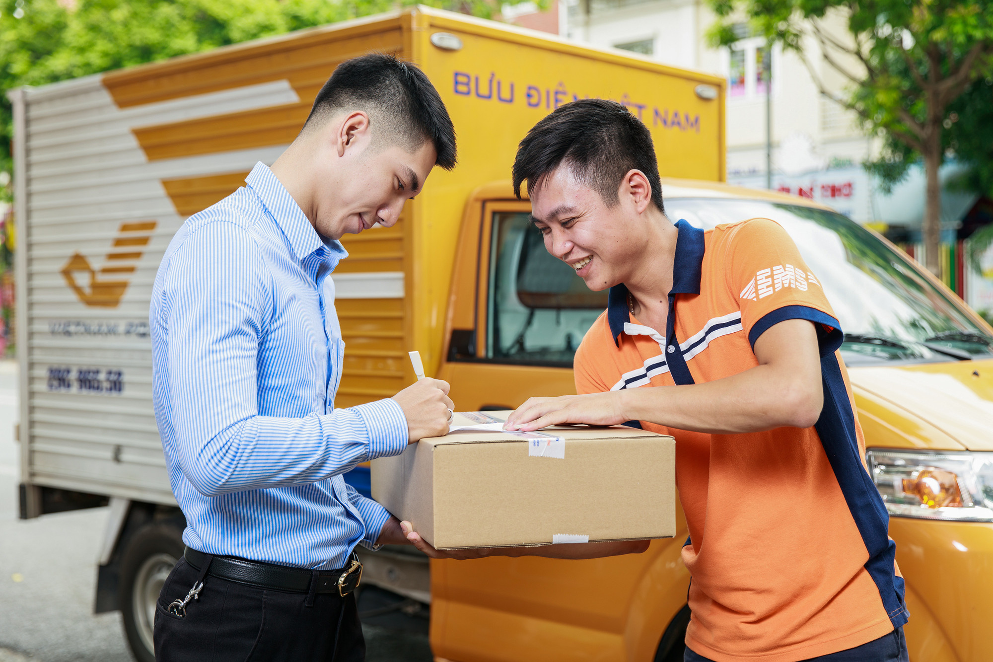 Bên cạnh dịch vụ lõi là bưu chính chuyển phát, Bưu điện Việt Nam không ngừng đa dạng hóa dải sản phẩm dịch vụ, mở rộng sang lĩnh vực tài chính, hành chính công, phân phối hàng hóa. Bên cạnh dịch vụ lõi là bưu chính chuyển phát, Bưu điện Việt Nam không ngừng đa dạng hóa dải sản phẩm dịch vụ, mở rộng sang lĩnh vực tài chính, hành chính công, phân phối hàng hóa.