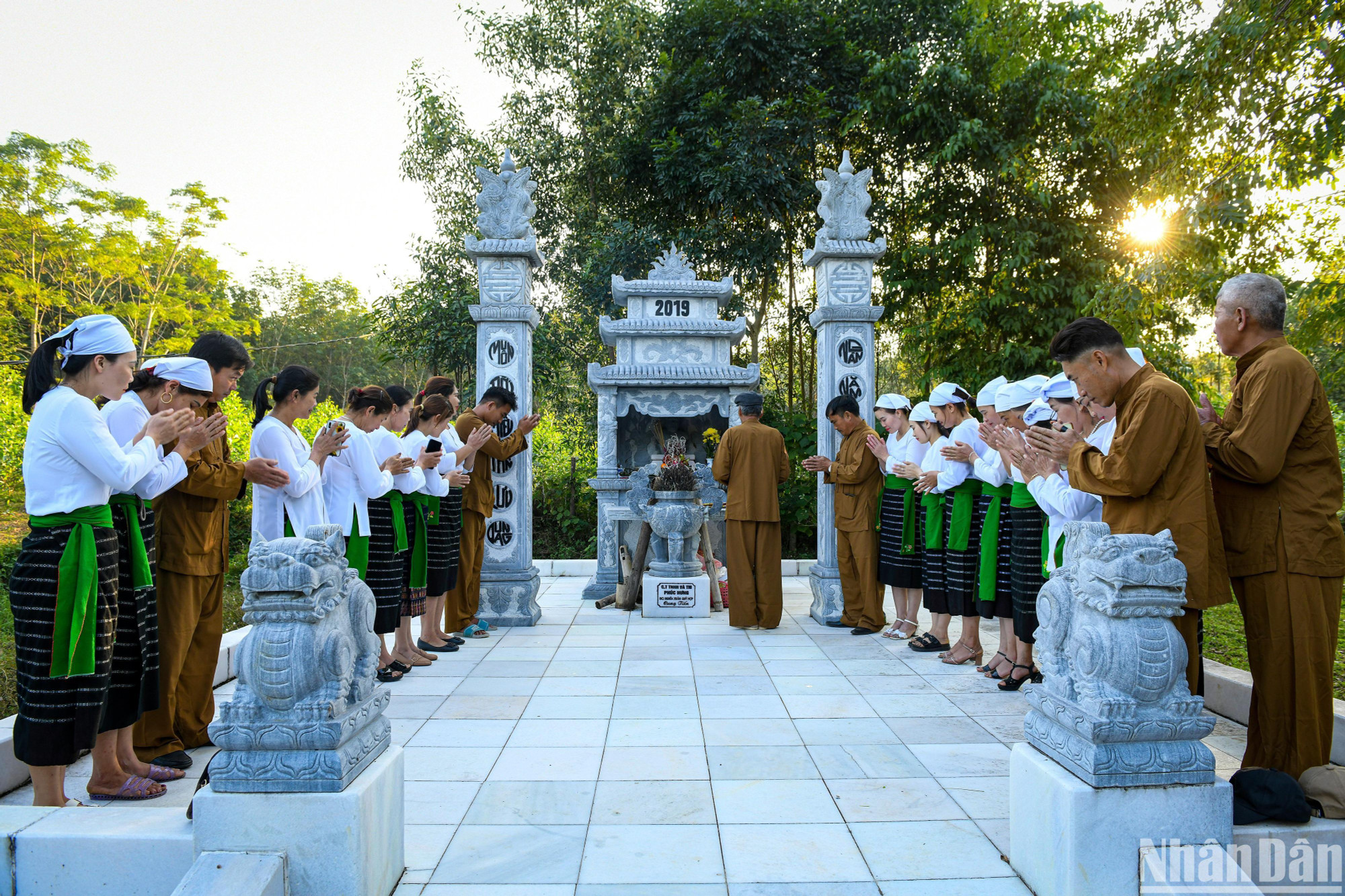 Thầy mo thực hiện nghi lễ cúng bốc Mó tại xóm Mo, xã Nghĩa Xuân, huyện Quỳ Hợp, tỉnh Nghệ An. (Ảnh: THÀNH ĐẠT)
