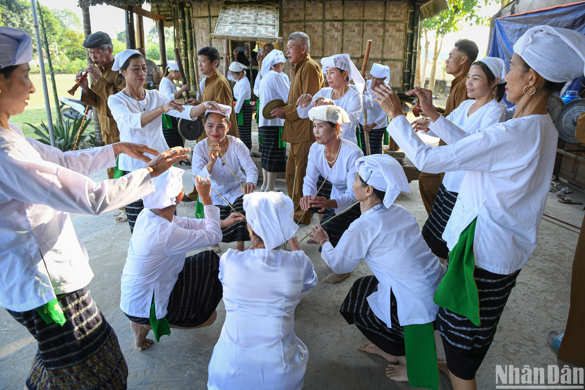 Tiếng đàn, tiếng kèn, tiếng sáo và tiếng hát rộn rã hòa lẫn với những điệu nhảy múa, reo hò của bà con đồng bào Thổ trong ngày mừng lễ Bốc Mó. (Ảnh: THÀNH ĐẠT)