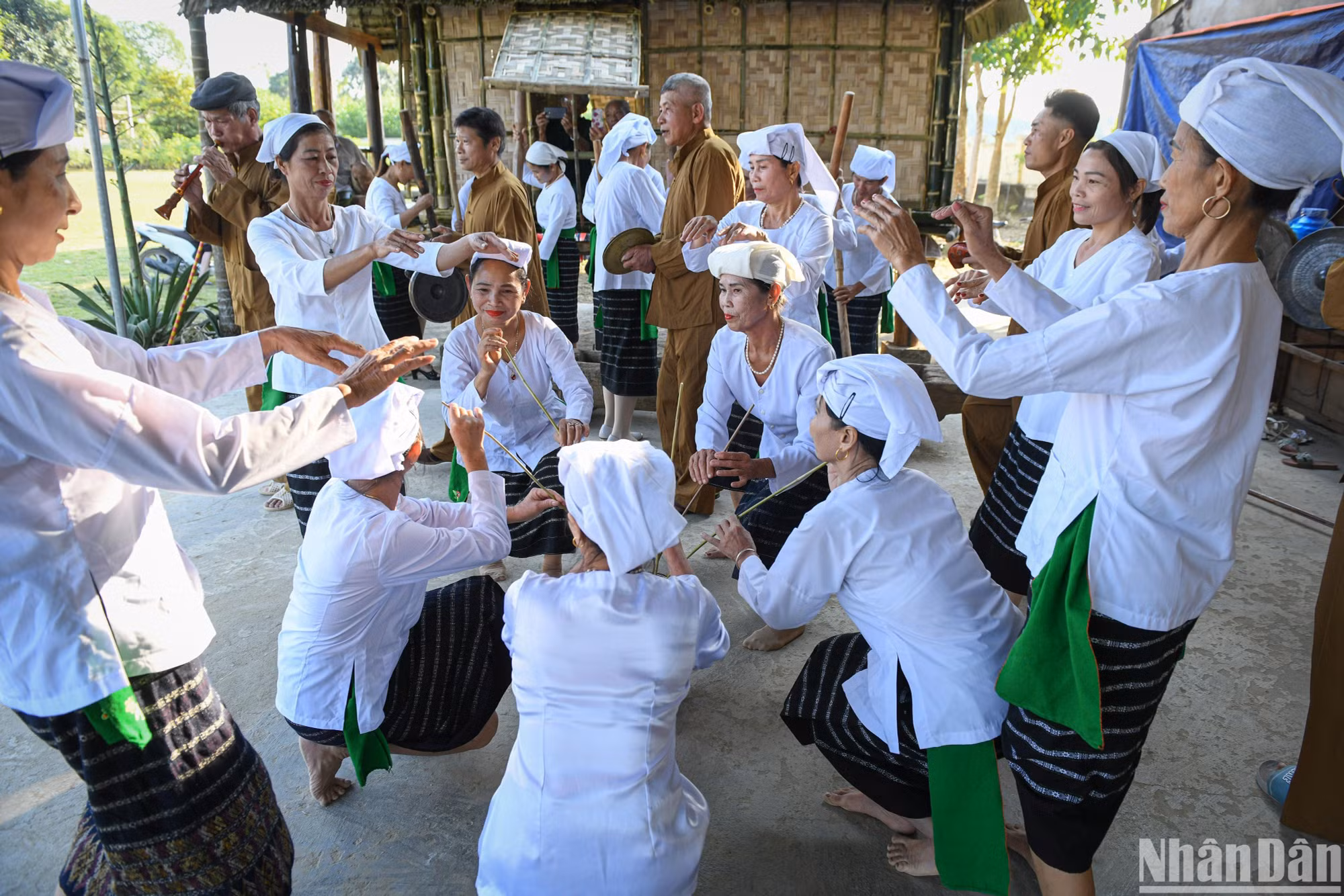 Tiếng đàn, tiếng kèn, tiếng sáo và tiếng hát rộn rã hòa lẫn với những điệu nhảy múa, reo hò của bà con đồng bào Thổ trong ngày mừng lễ Bốc Mó. (Ảnh: THÀNH ĐẠT)