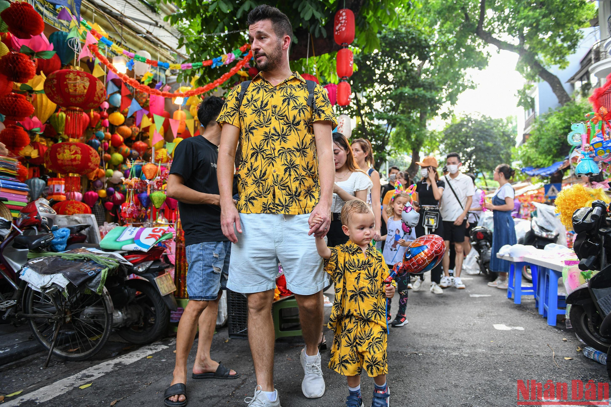 Du khách nước ngoài đặc biệt cũng rất thích trải nghiệm tại không gian Trung thu trên phố Hàng Mã.