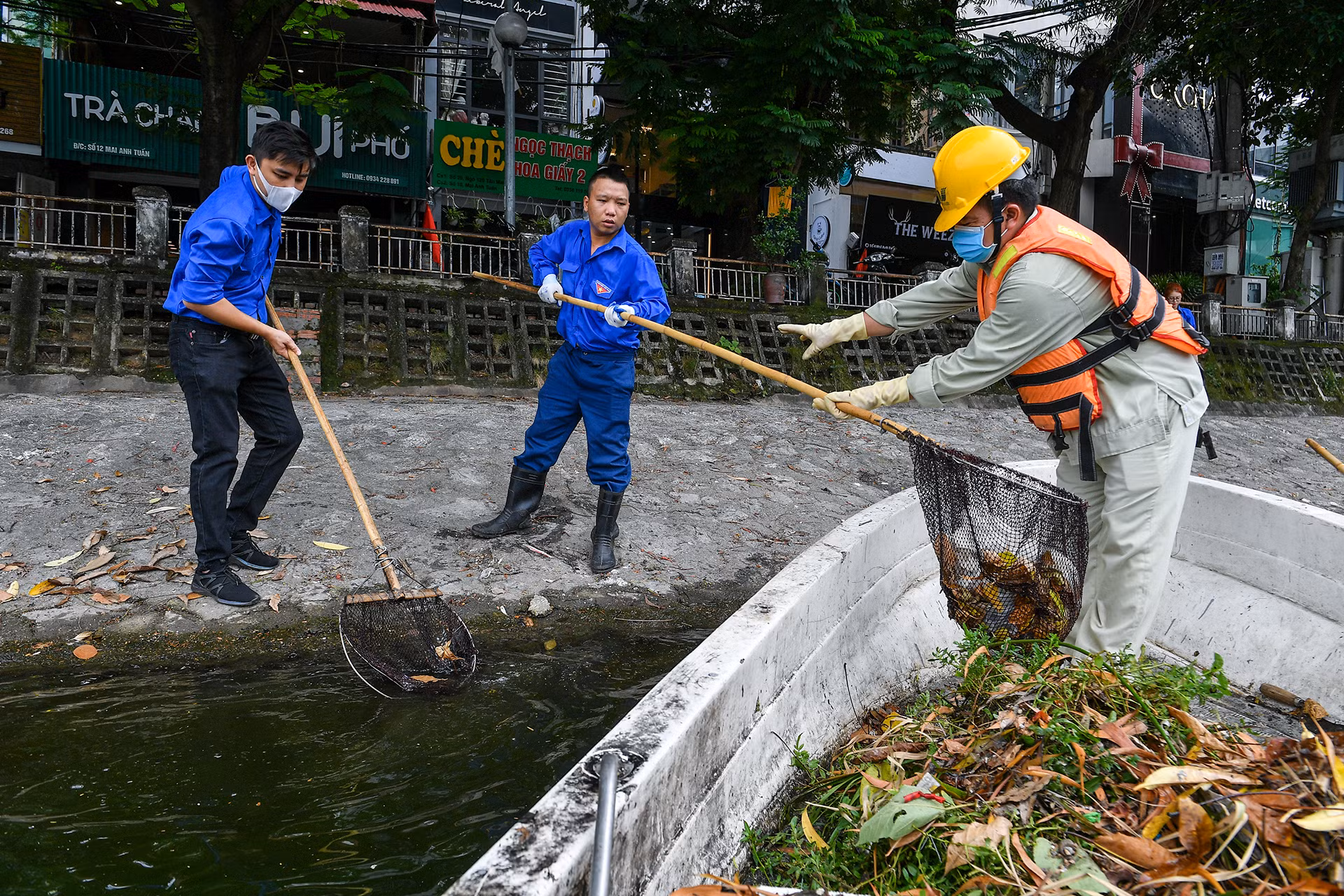 [Ảnh] Thầm lặng giữ sạch những "lá phổi xanh" của Hà Nội ảnh 8
