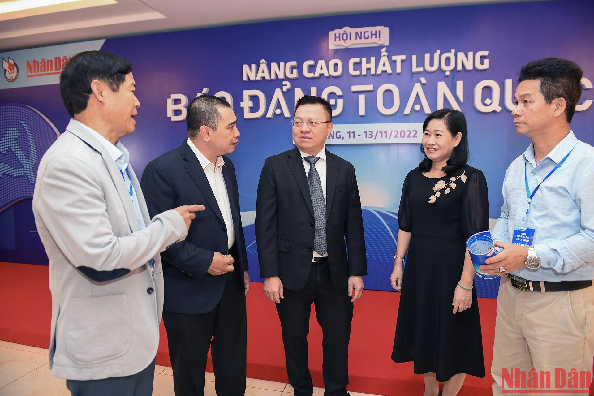 Tổng Biên tập Báo Nhân Dân Lê Quốc Minh cùng thảo luận với các nhà báo, phóng viên.