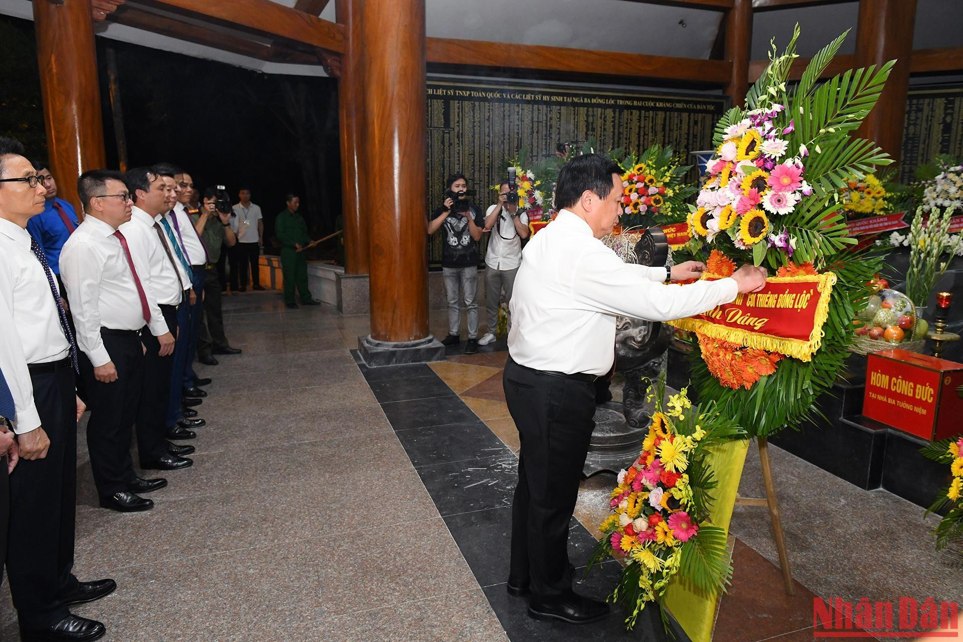 Lãnh đạo Đảng, Nhà nước dâng hương tri ân các Anh hùng, liệt sĩ tại Ngã ba Đồng Lộc ảnh 1