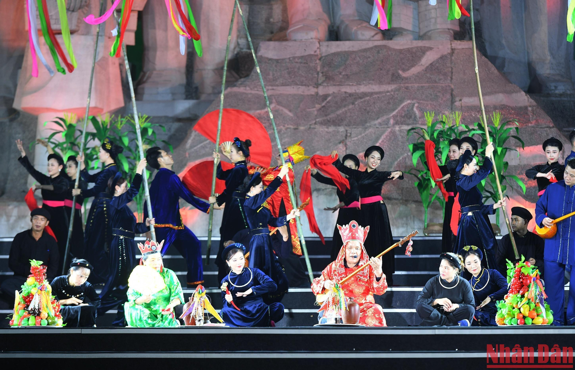 Tiết mục mở màn phần biểu diễn nghi lễ Then.