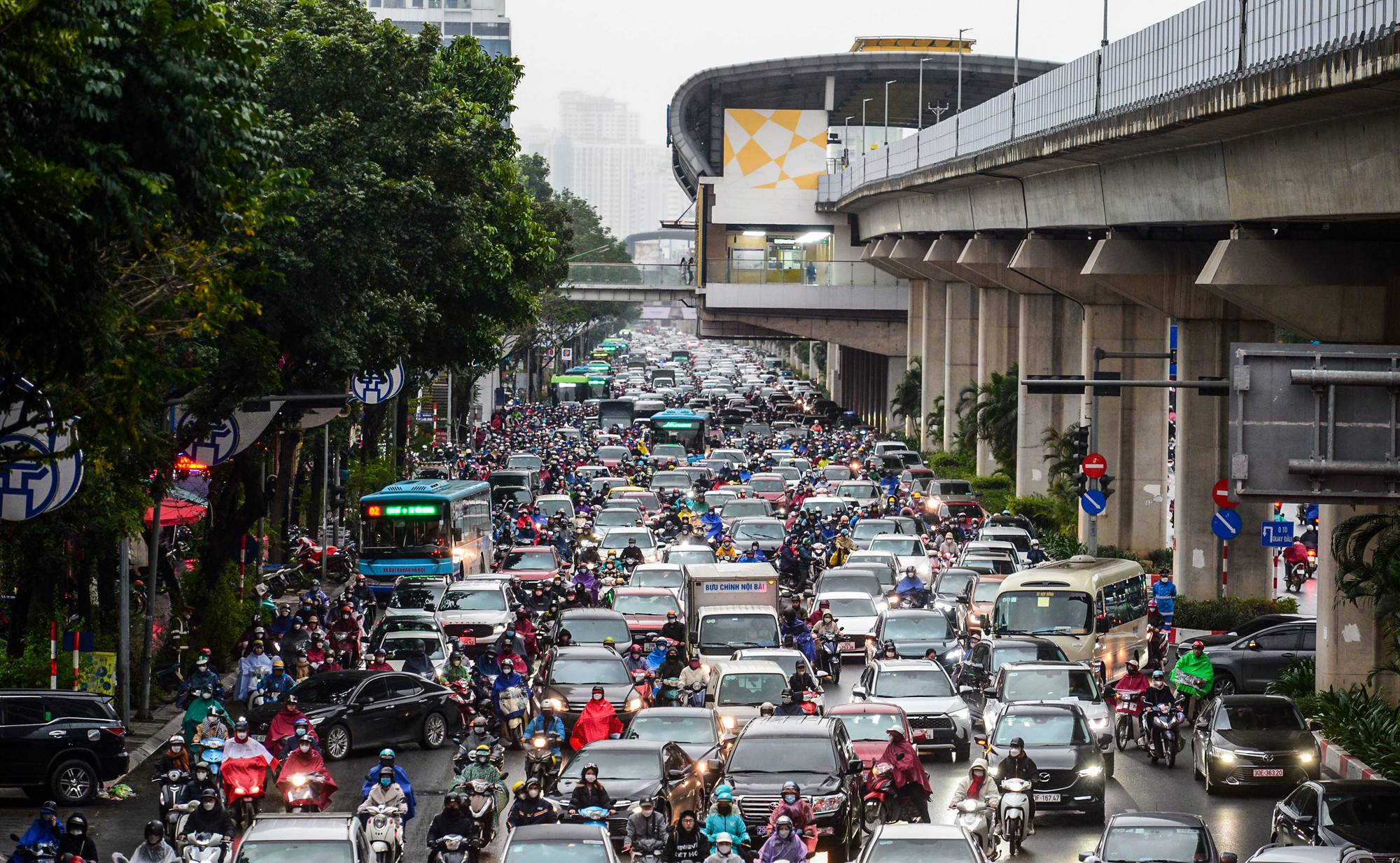 [Ảnh] Hà Nội 12 độ C, người dân chật vật đi làm trong mưa lạnh ảnh 1