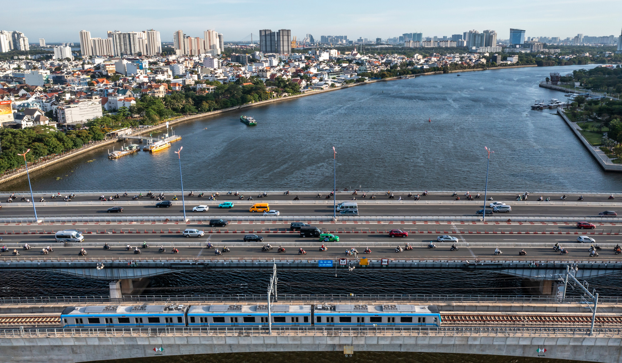 Cuối năm 2024, tuyến metro số 1 Bến Thành - Suối Tiên chính thức vận hành, đón khách, đánh dấu cột mốc quan trọng trong lịch sử phát triển hạ tầng giao thông hiện đại, bền vững của Thành phố Hồ Chí Minh.