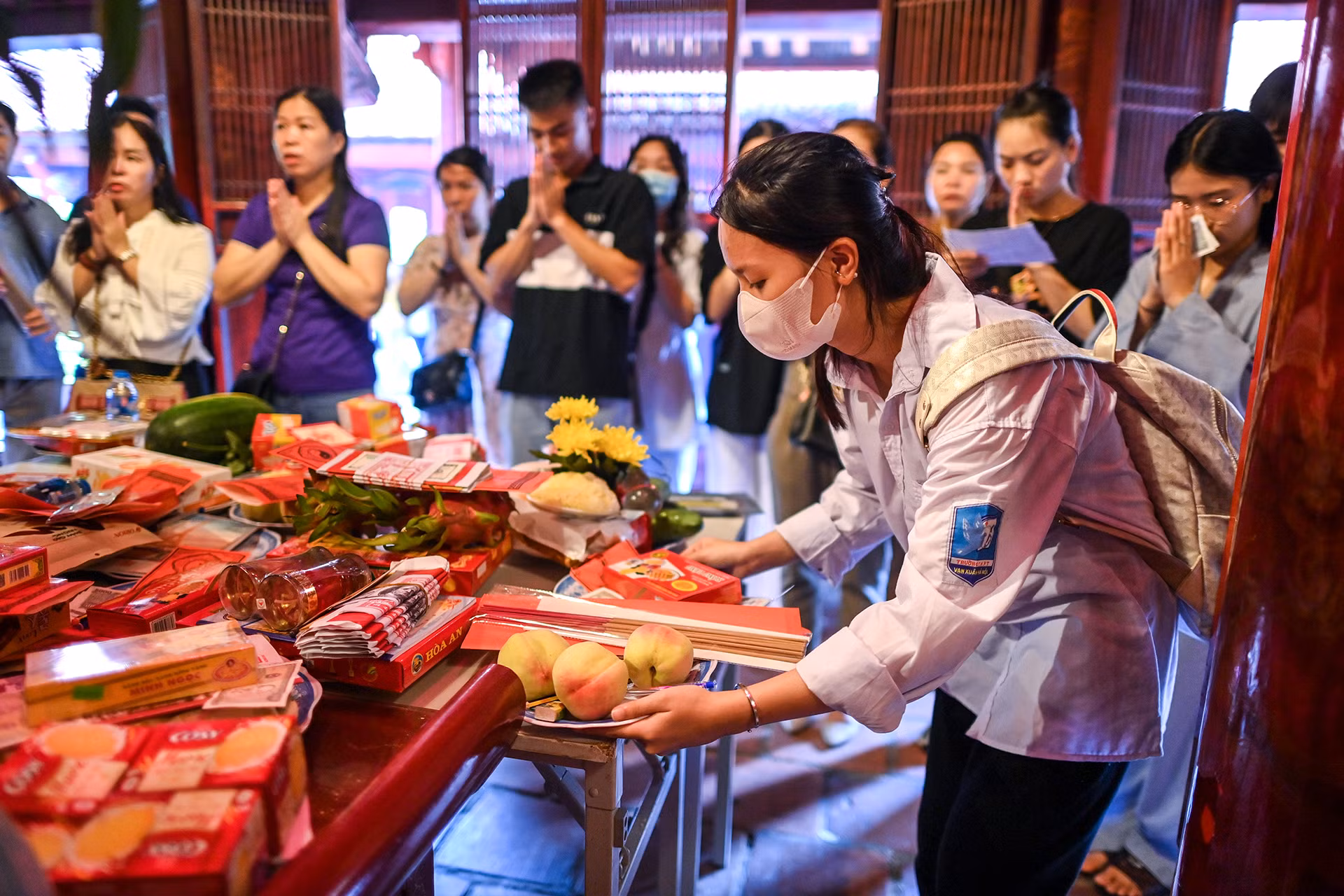 [Ảnh] Sĩ tử đến Văn Miếu cầu may trước kỳ thi tốt nghiệp THPT ảnh 7